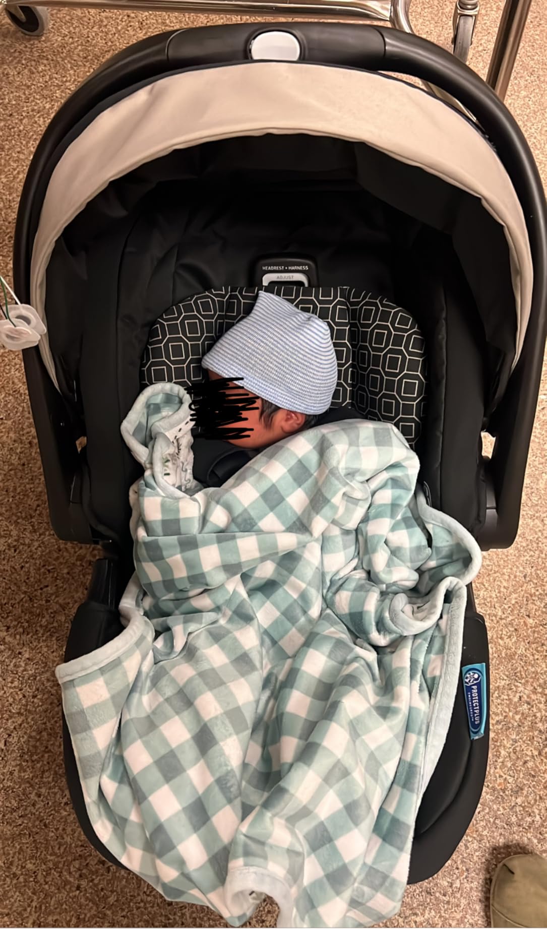 Graco SnugRide SnugFit Infant Car Seat, Baby Car Seat with Anti Rebound Bar for Extra Safety, No-Rethread Harness, LATCH Equipped Carseat, Baby Essentials, Gift for New Parents, Gotham - Customer Photo 1