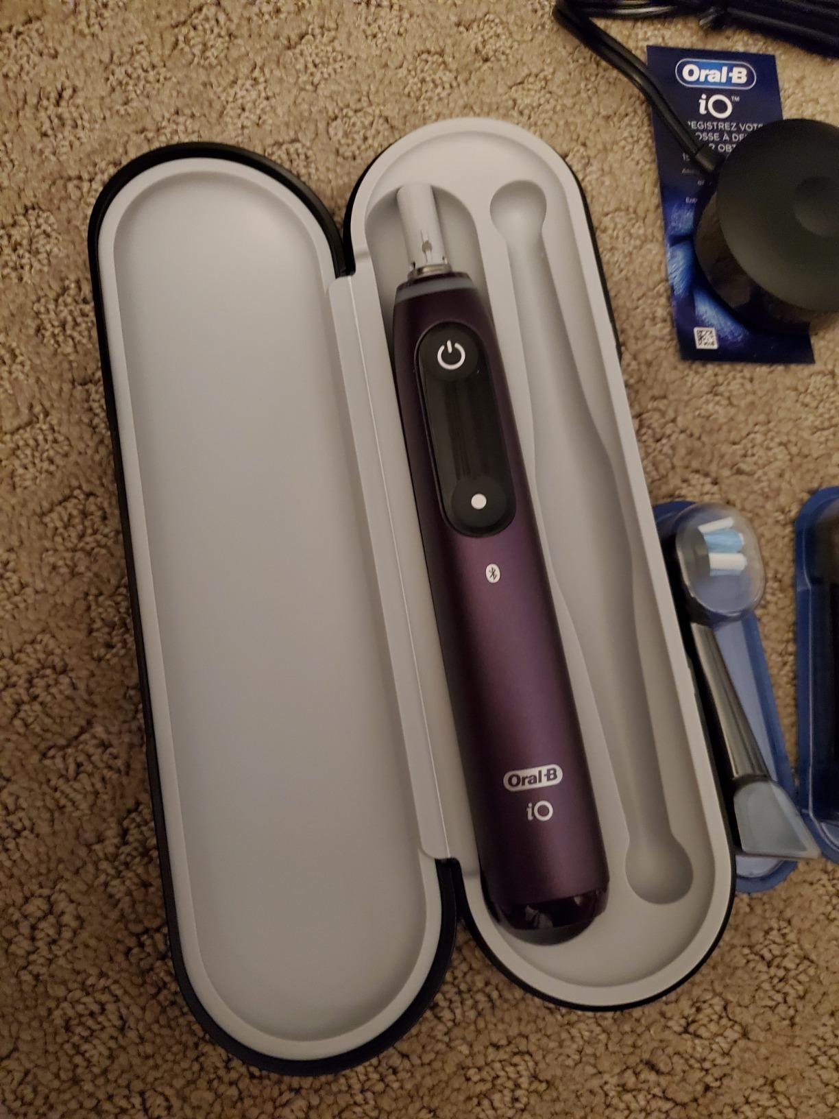 Oral-B iO Series 8 Electric Toothbrush with 2 Replacement Brush Heads and Travel Case, Rechargeable Toothbrush, Black Onyx - Customer Photo 3