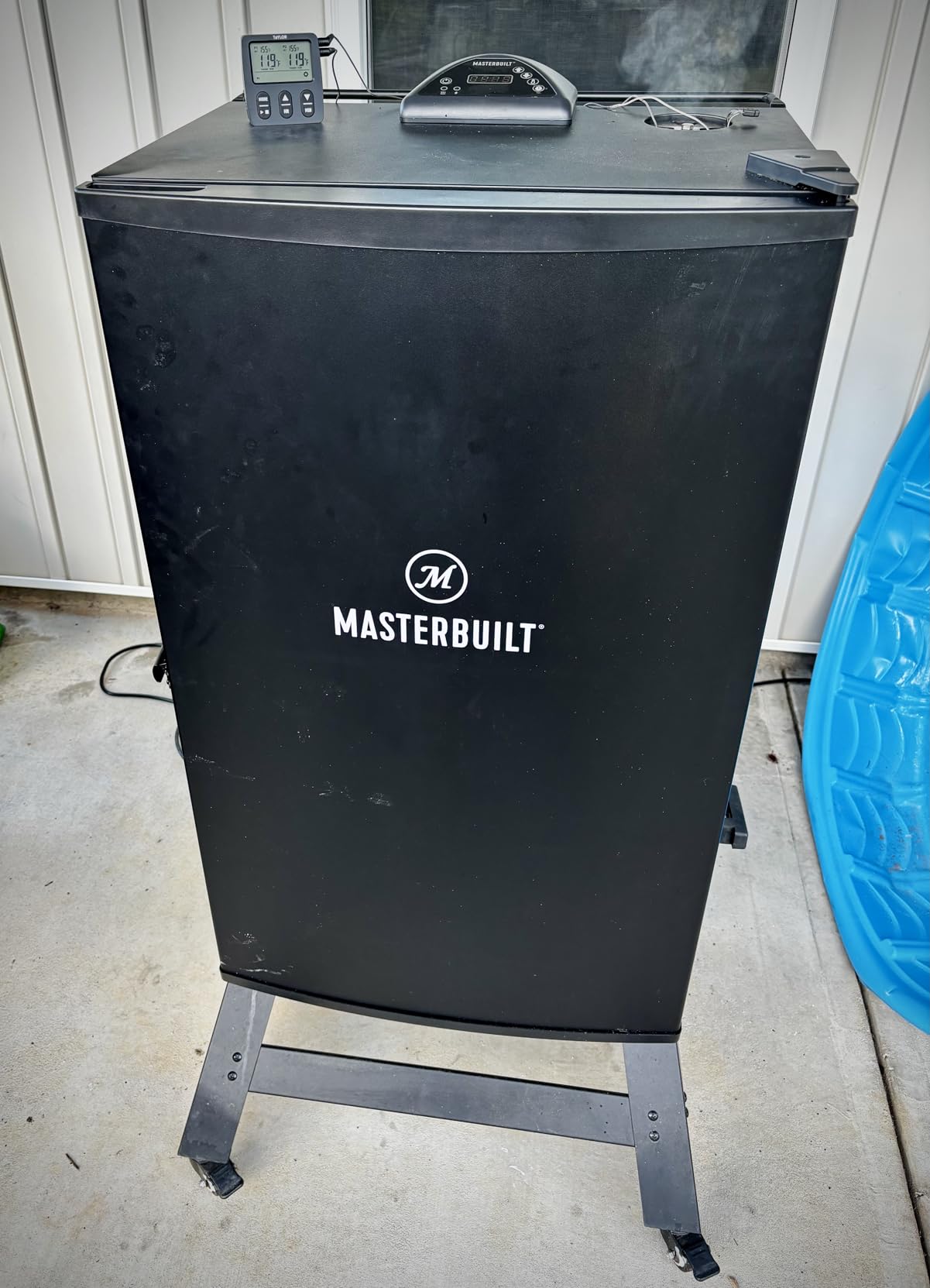 Masterbuilt® 30-inch Digital Electric Vertical BBQ Smoker with Leg Kit, Side Wood Chip Loader and 710 Cooking Square Inches in Black, Model MB20070421 - Customer Photo 2