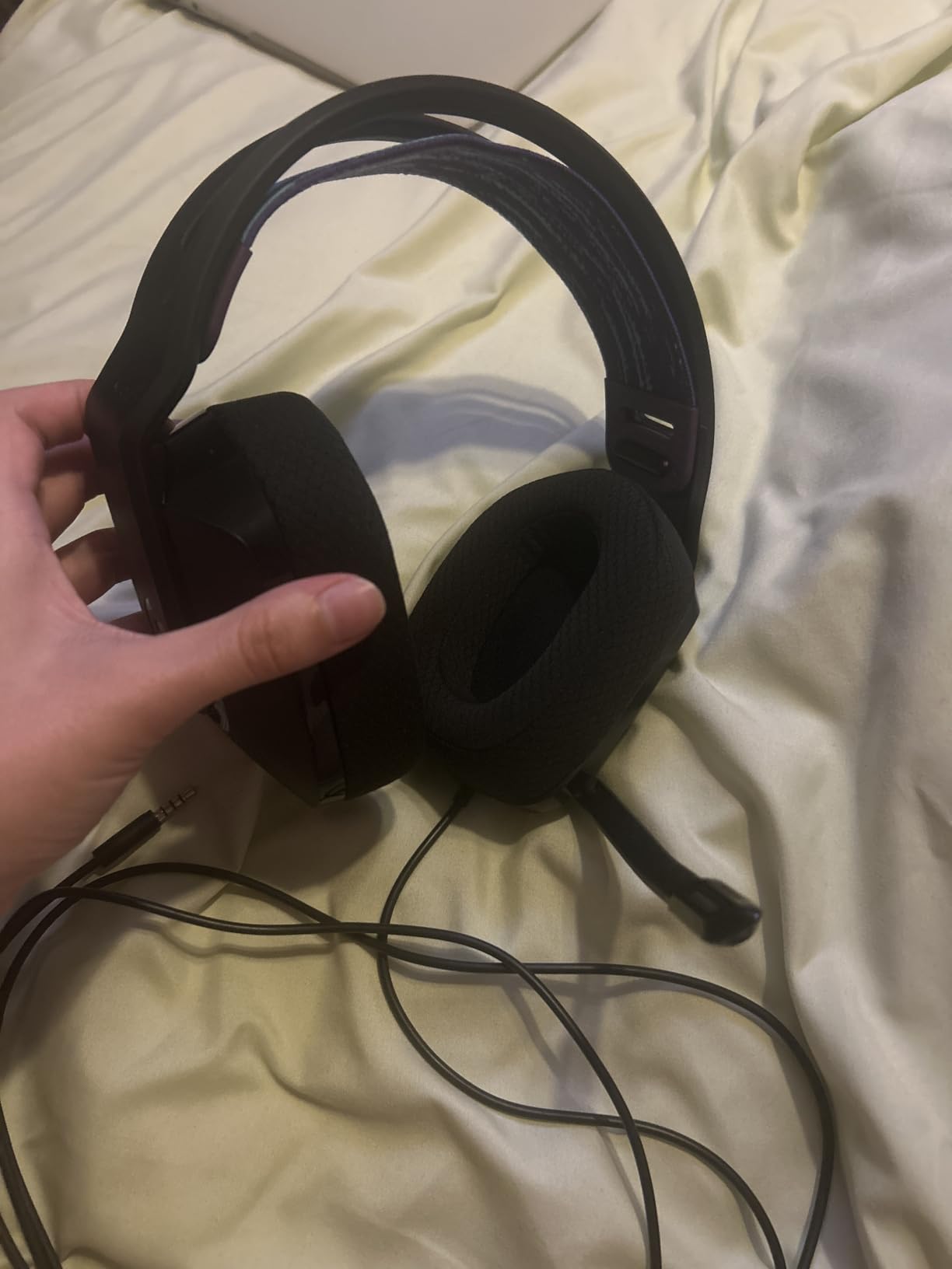 Logitech G535 LIGHTSPEED Wireless Gaming Headset - Lightweight on-ear headphones, flip to mute mic, stereo, USB rechargeable - Black - Customer Photo 1