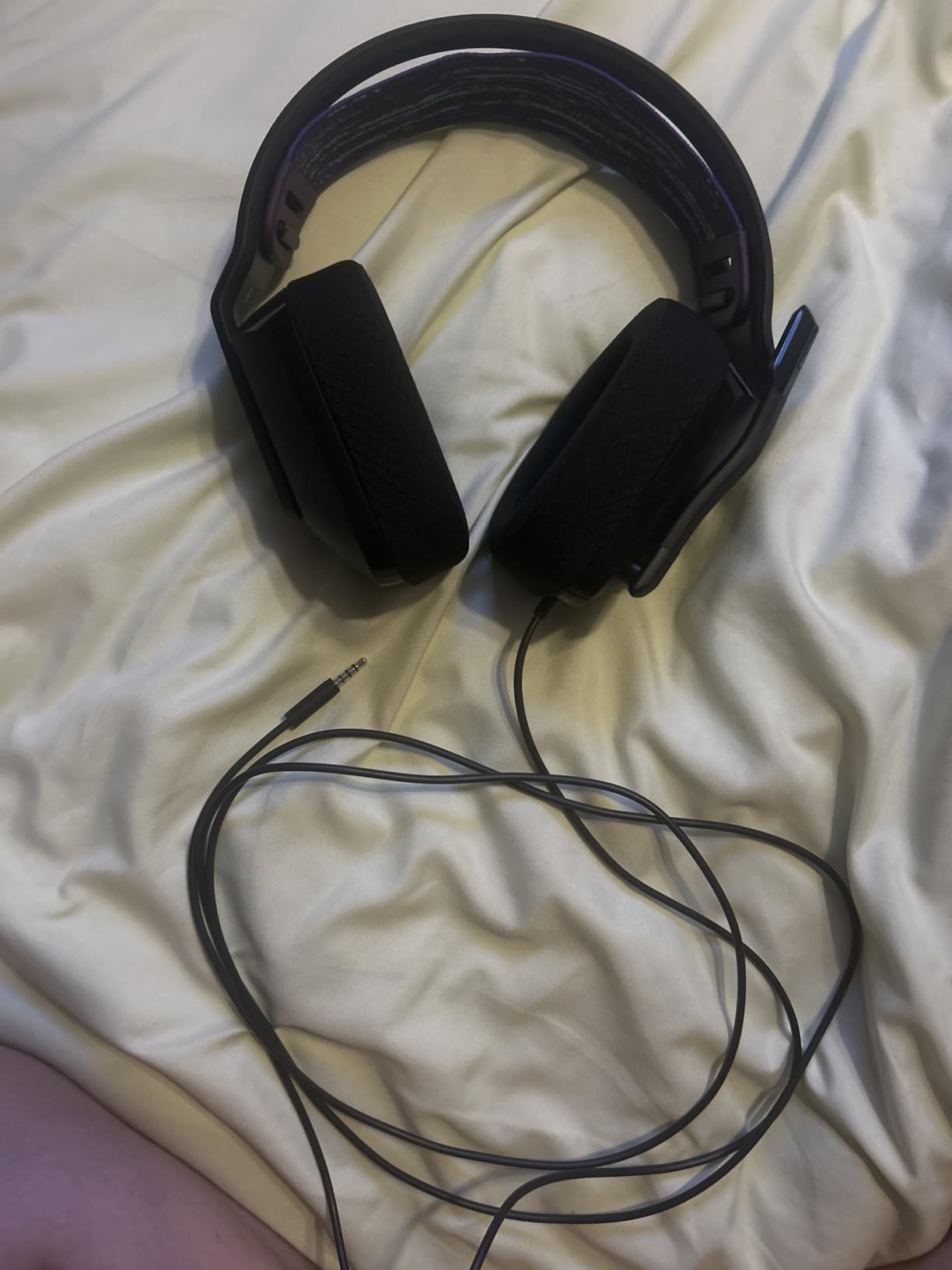 Logitech G535 LIGHTSPEED Wireless Gaming Headset - Lightweight on-ear headphones, flip to mute mic, stereo, USB rechargeable - Black - Customer Photo 2