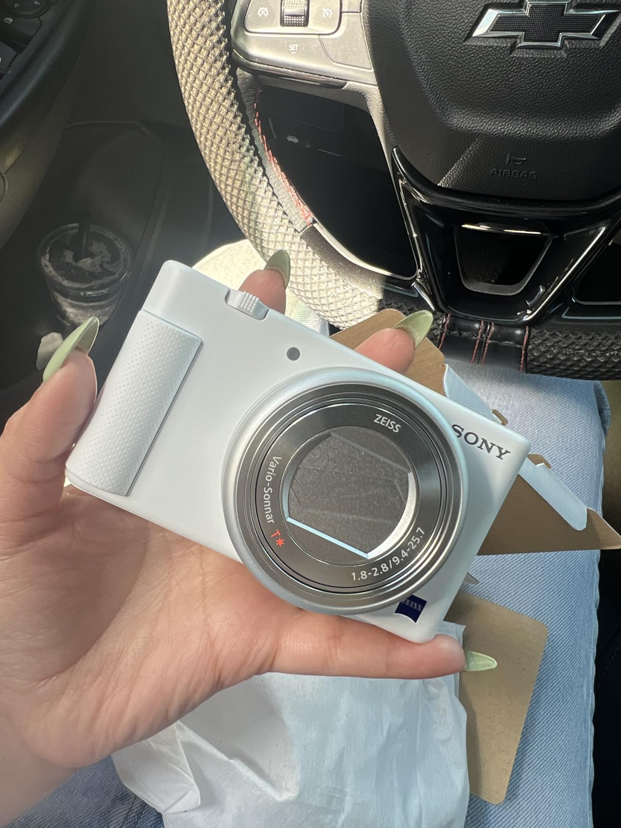 Sony ZV-1 Digital Camera for Content Creators, Vlogging and YouTube with Flip Screen, Built-in Microphone, 4K HDR Video, Touchscreen Display, Live Video Streaming, Webcam, Compact - Customer Photo 1