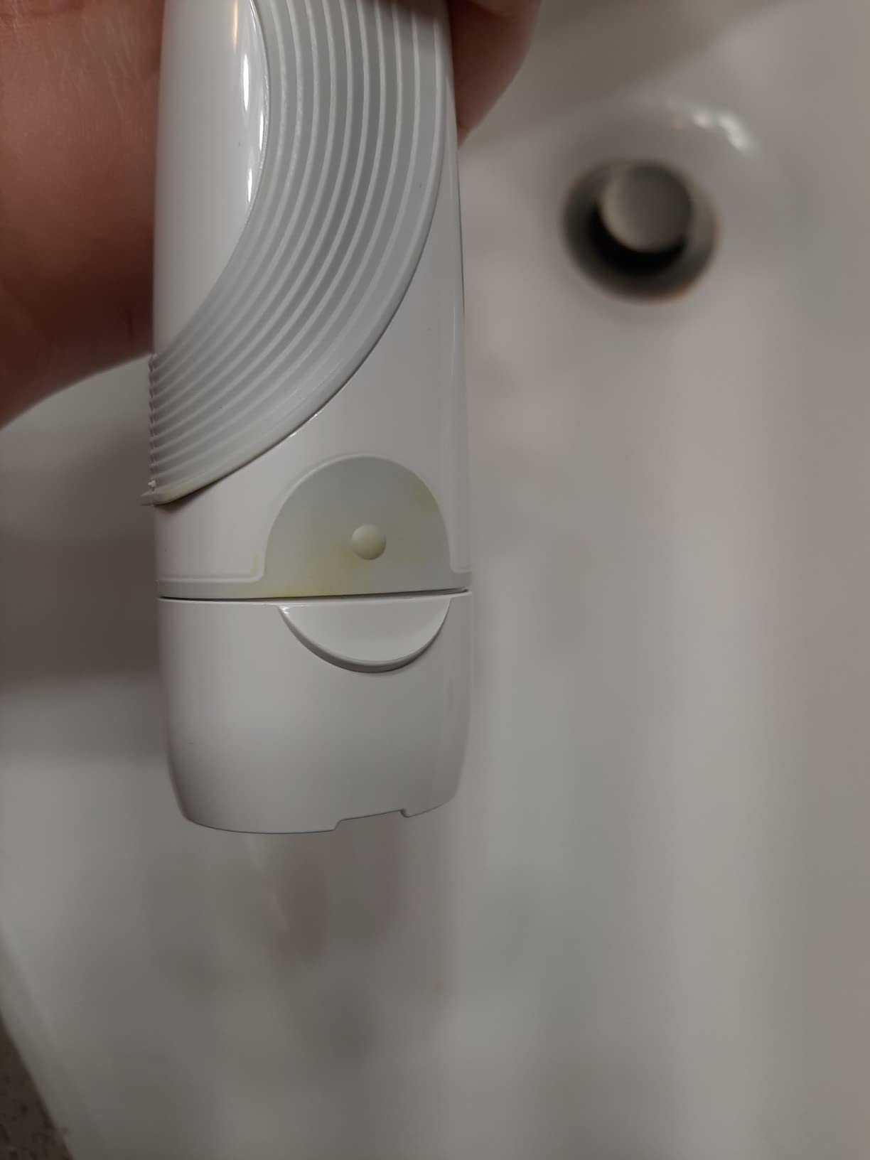 Oral-B Pro 100 Charcoal, Battery Powered Electric Toothbrush, Black - Customer Photo 1