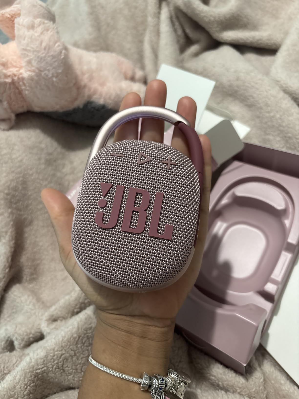 JBL Clip 4 - Portable Mini Bluetooth Speaker, big audio and punchy bass, integrated carabiner, IP67 waterproof and dustproof, 10 hours of playtime, speaker for home, outdoor and travel (Blue) Customer Review JBL Clip 4 - Portable Mini Bluetooth Speaker, big audio and punchy bass, integrated carabiner, IP67 waterproof and dustproof, 10 hours of playtime, speaker for home, outdoor and travel (Blue) - Customer Photo 1