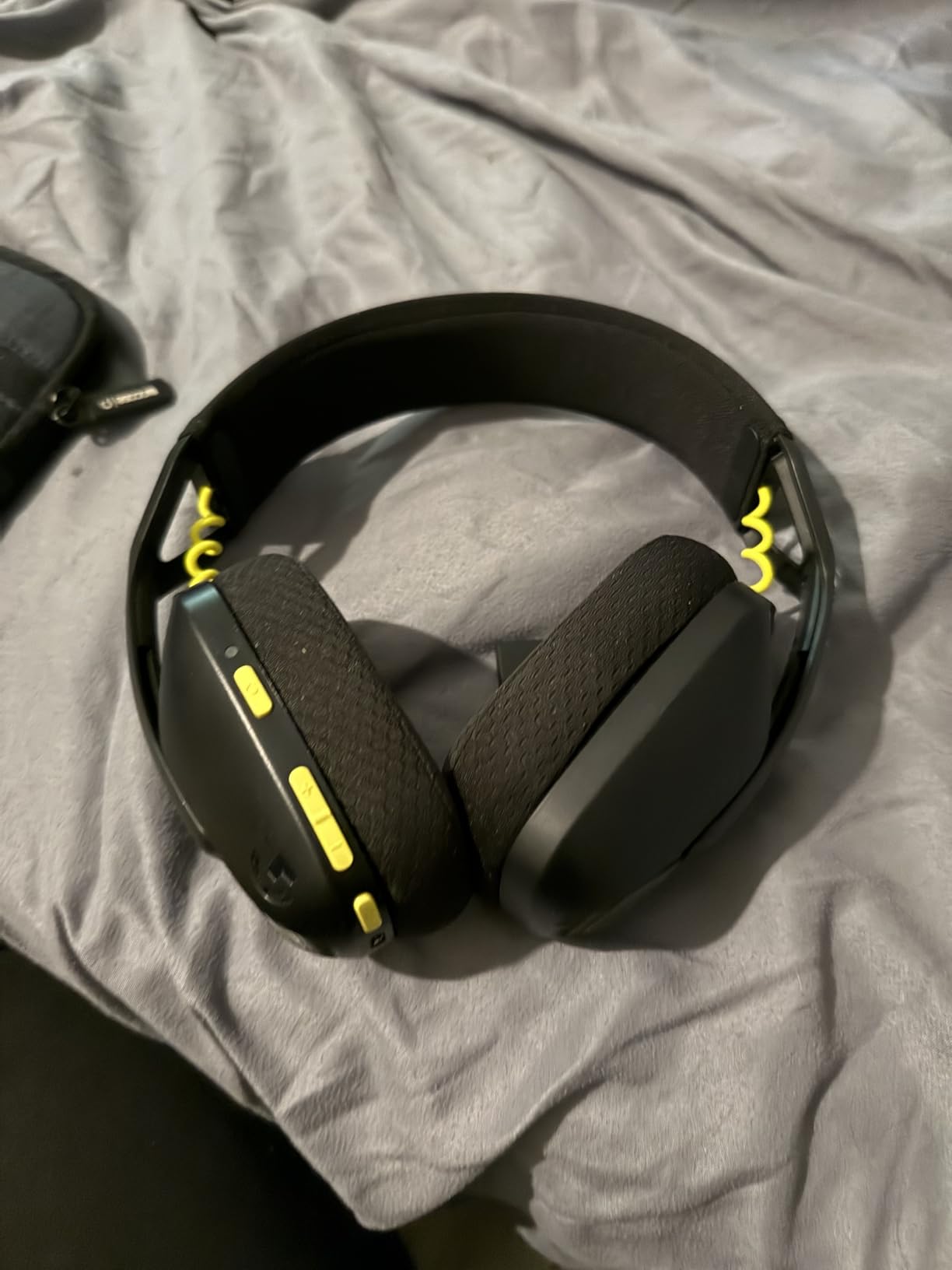 Logitech G435 LIGHTSPEED and Bluetooth Wireless Gaming Headset - Lightweight over-ear headphones, built-in mics, 18h battery, compatible with Dolby Atmos, PC, Mobile - Black - Customer Photo 1