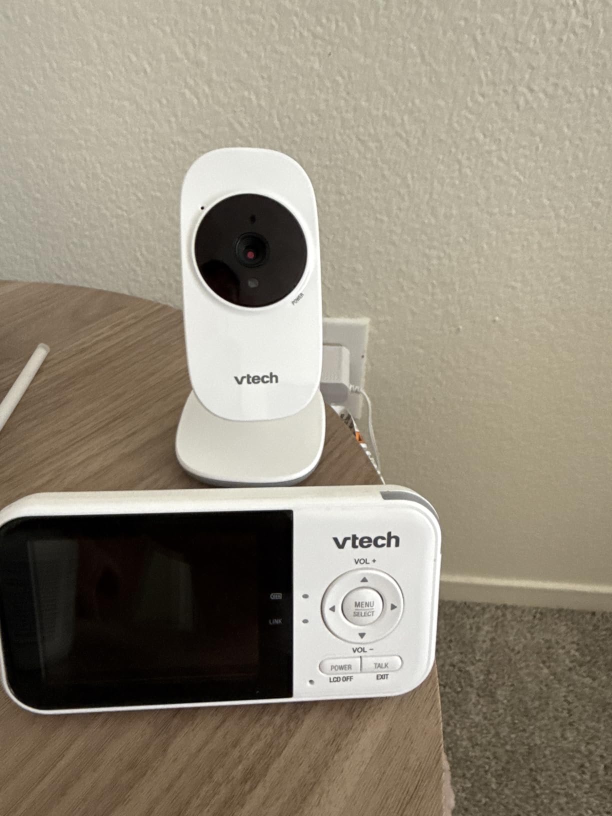 VTech VM819 Baby Monitor with Camera and Audio, 2.8 VTech VM819 Baby Monitor with Camera and Audio, 2.8