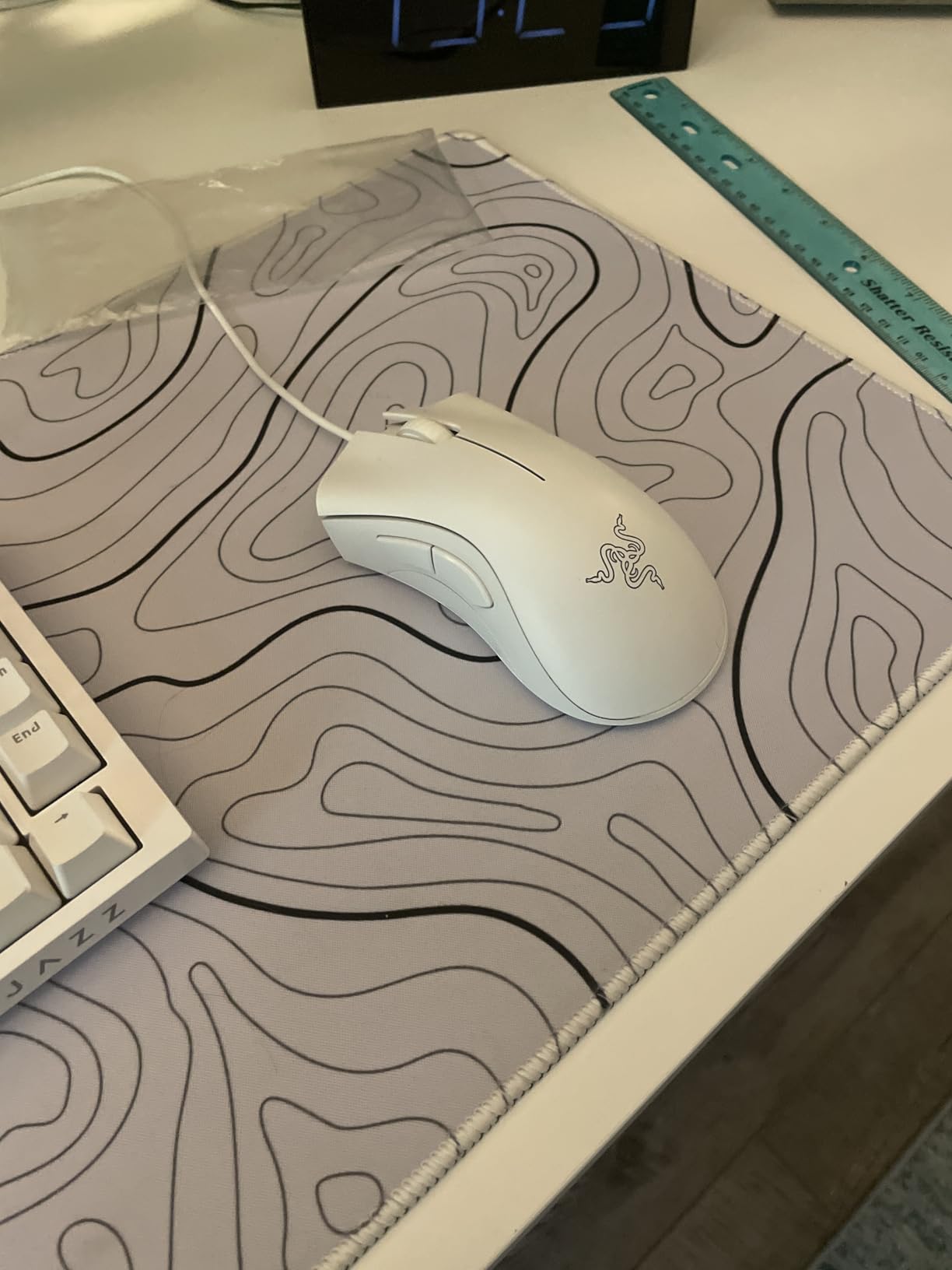 DeathAdder Essential Gaming Mouse: 6400 DPI Optical Sensor - 5 Programmable Buttons - Mechanical Switches - Rubber Side Grips - Classic Black - Customer Photo 2