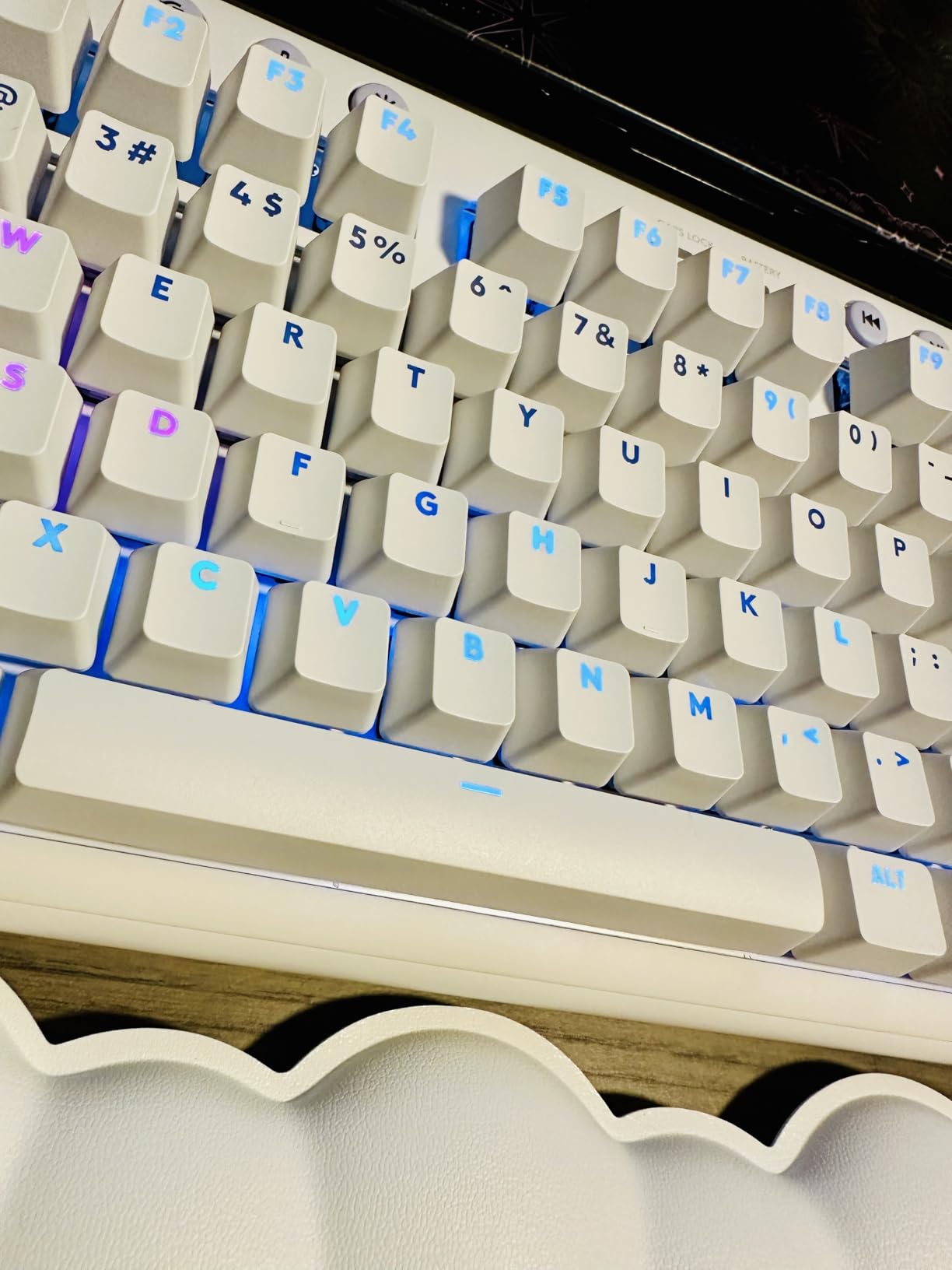 Logitech G713 Wired Mechanical Gaming Keyboard with LIGHTSYNC RGB Lighting, Linear Switches (GX Red), and Keyboard Palm Rest, PC and Mac Compatible - White Mist Customer Review Logitech G713 Wired Mechanical Gaming Keyboard with LIGHTSYNC RGB Lighting, Linear Switches (GX Red), and Keyboard Palm Rest, PC and Mac Compatible - White Mist - Customer Photo 4