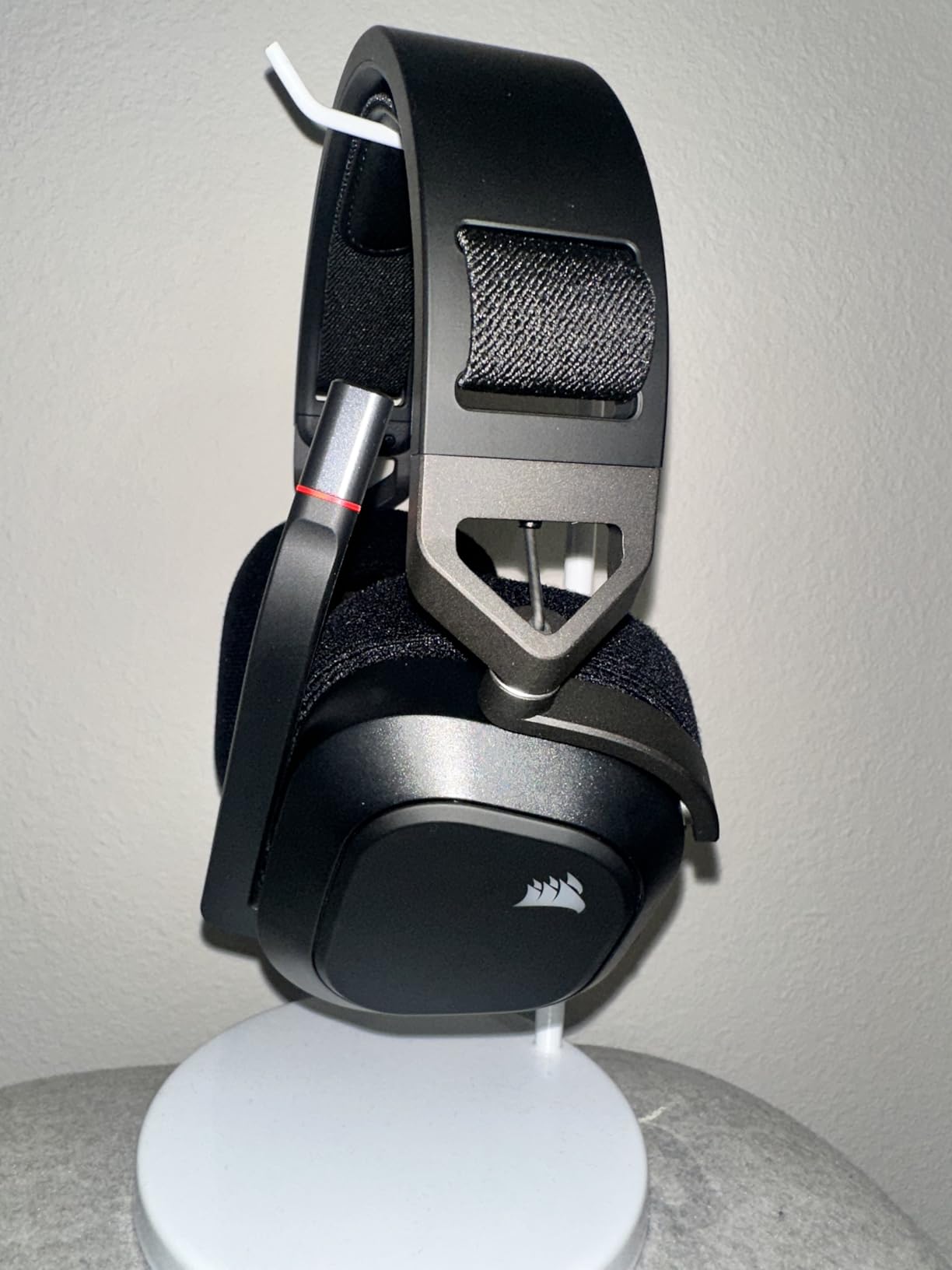 Corsair HS80 RGB Wireless Multiplatform Gaming Headset - Dolby Atmos - Lightweight Comfort Design - Broadcast Quality Microphone - iCUE Compatible - PC, Mac, PS5, PS4 - Black - Customer Photo 2