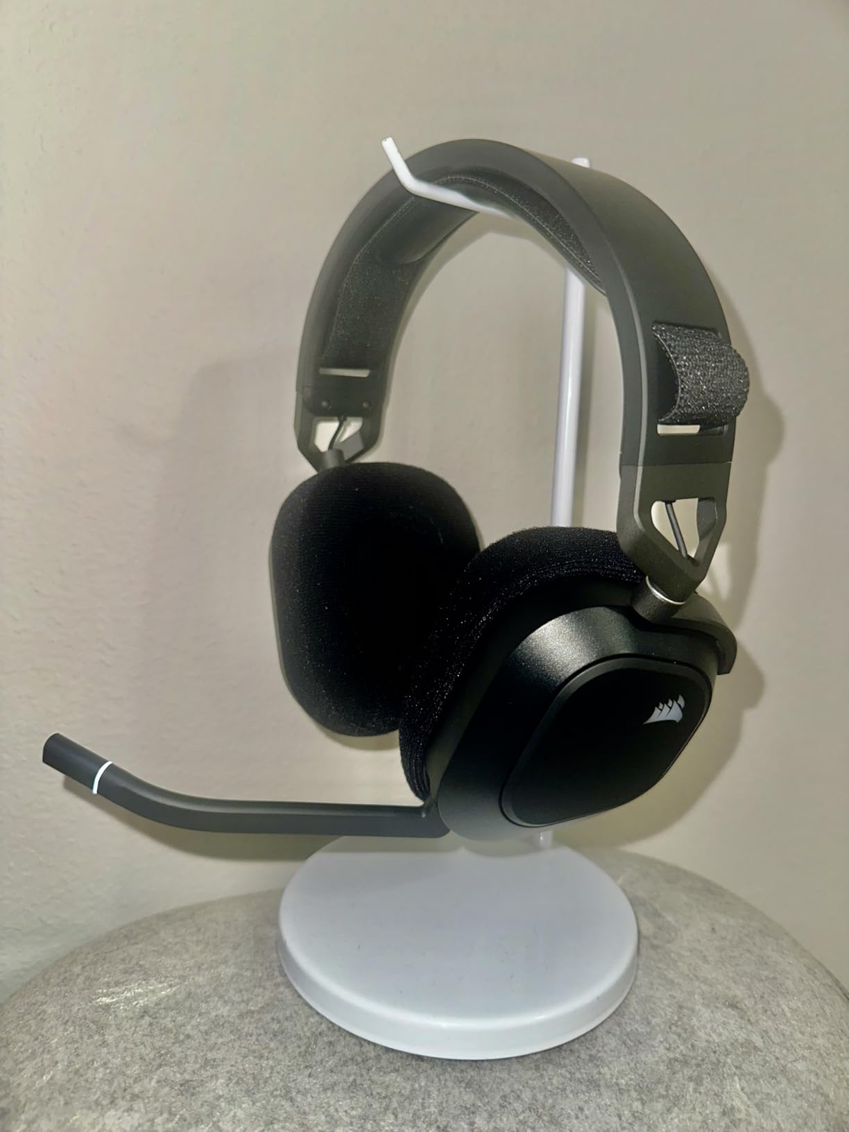 Corsair HS80 RGB Wireless Multiplatform Gaming Headset - Dolby Atmos - Lightweight Comfort Design - Broadcast Quality Microphone - iCUE Compatible - PC, Mac, PS5, PS4 - Black - Customer Photo 4