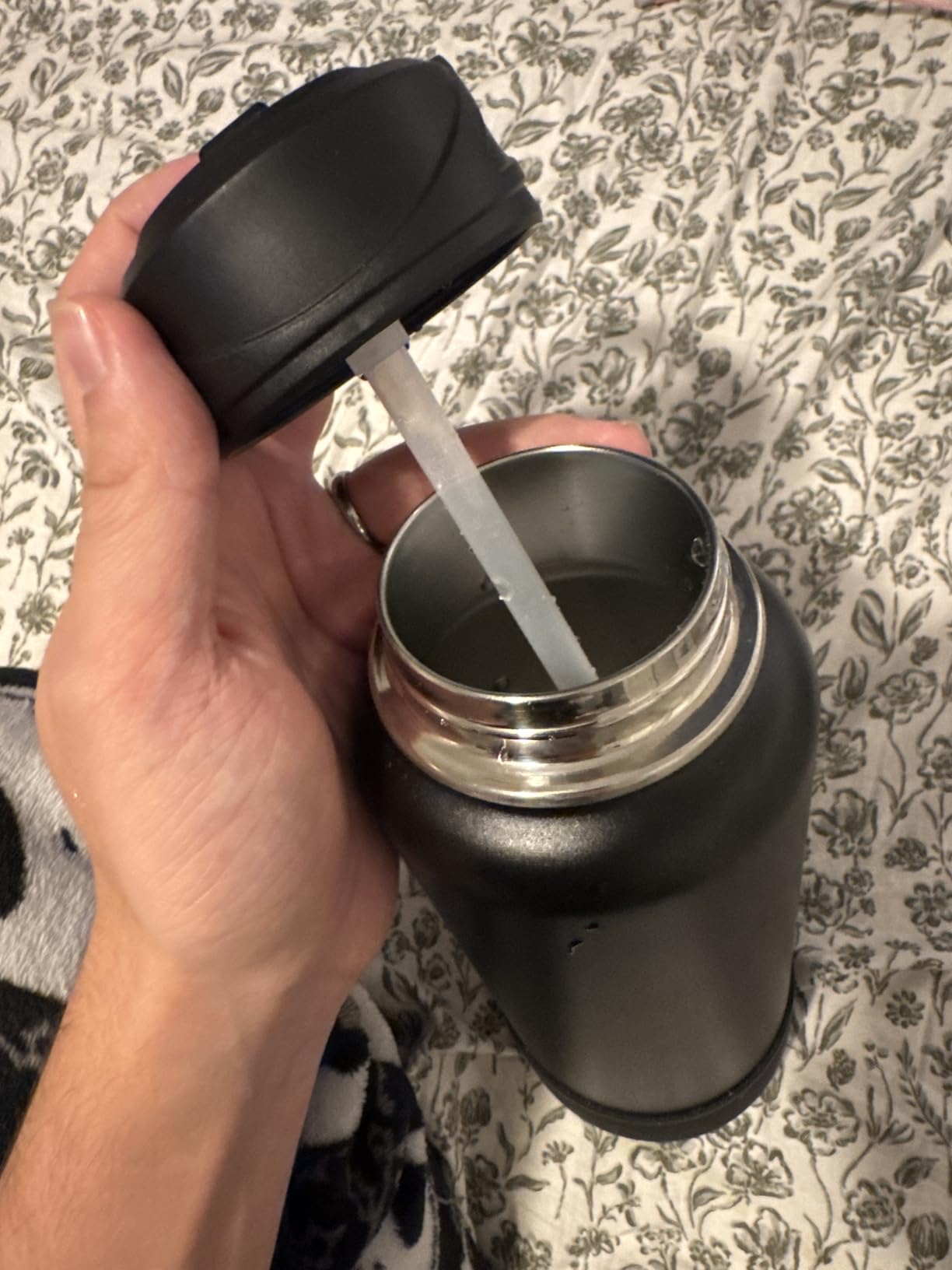 CIVAGO 32 oz Insulated Water Bottle With Straw, Stainless Steel Sports Water Cup Flask with 3 Lids (Straw, Spout and Handle Lid), Wide Mouth Travel Thermal Mug, Black Customer Review CIVAGO 32 oz Insulated Water Bottle With Straw, Stainless Steel Sports Water Cup Flask with 3 Lids (Straw, Spout and Handle Lid), Wide Mouth Travel Thermal Mug, Black - Customer Photo 2