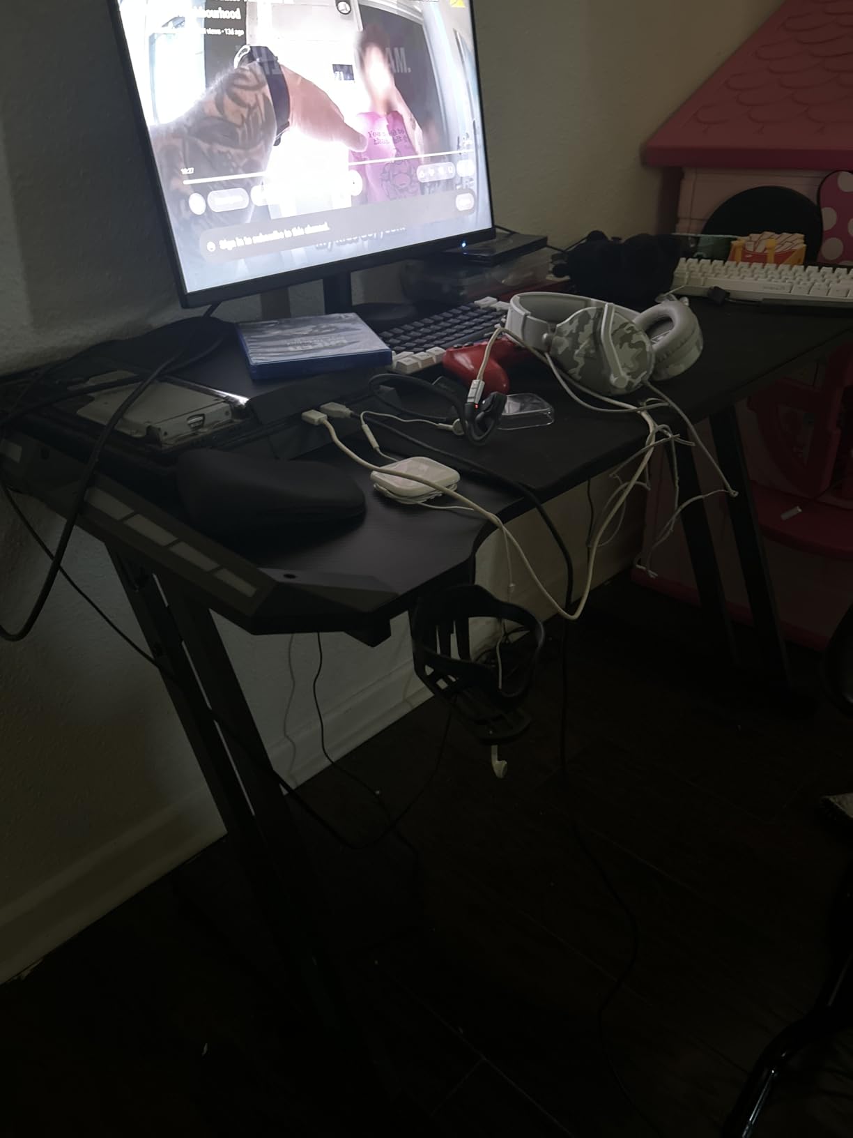 HLDIRECT 47 Inch Gaming Desk with LED Lights, Large RGB Computer Gaming Desk Table with Cup Holder Headphone Hook Mouse Pad, Ergonomic Modern Carbon Fiber Mesa Gamer Pc Work Home Office Desks, Black - Customer Photo 2