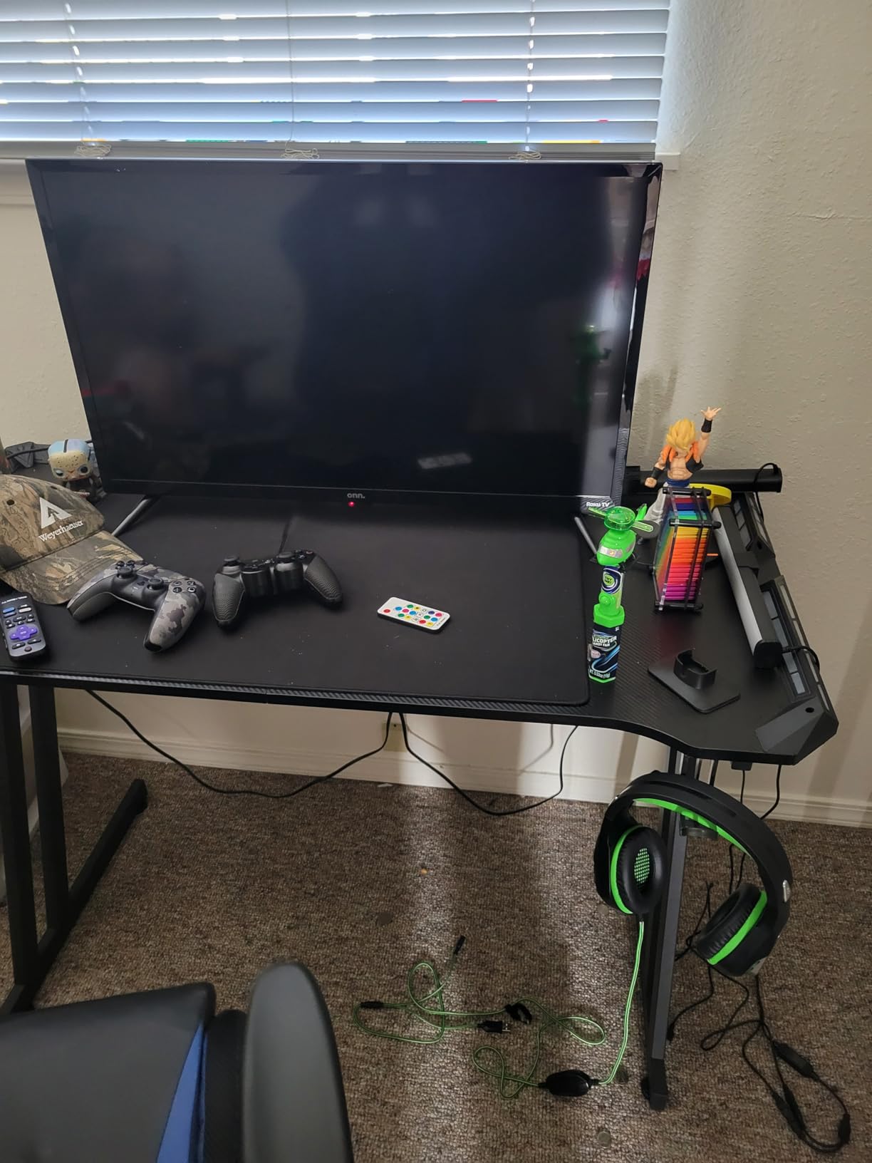 HLDIRECT 47 Inch Gaming Desk with LED Lights, Large RGB Computer Gaming Desk Table with Cup Holder Headphone Hook Mouse Pad, Ergonomic Modern Carbon Fiber Mesa Gamer Pc Work Home Office Desks, Black - Customer Photo 5