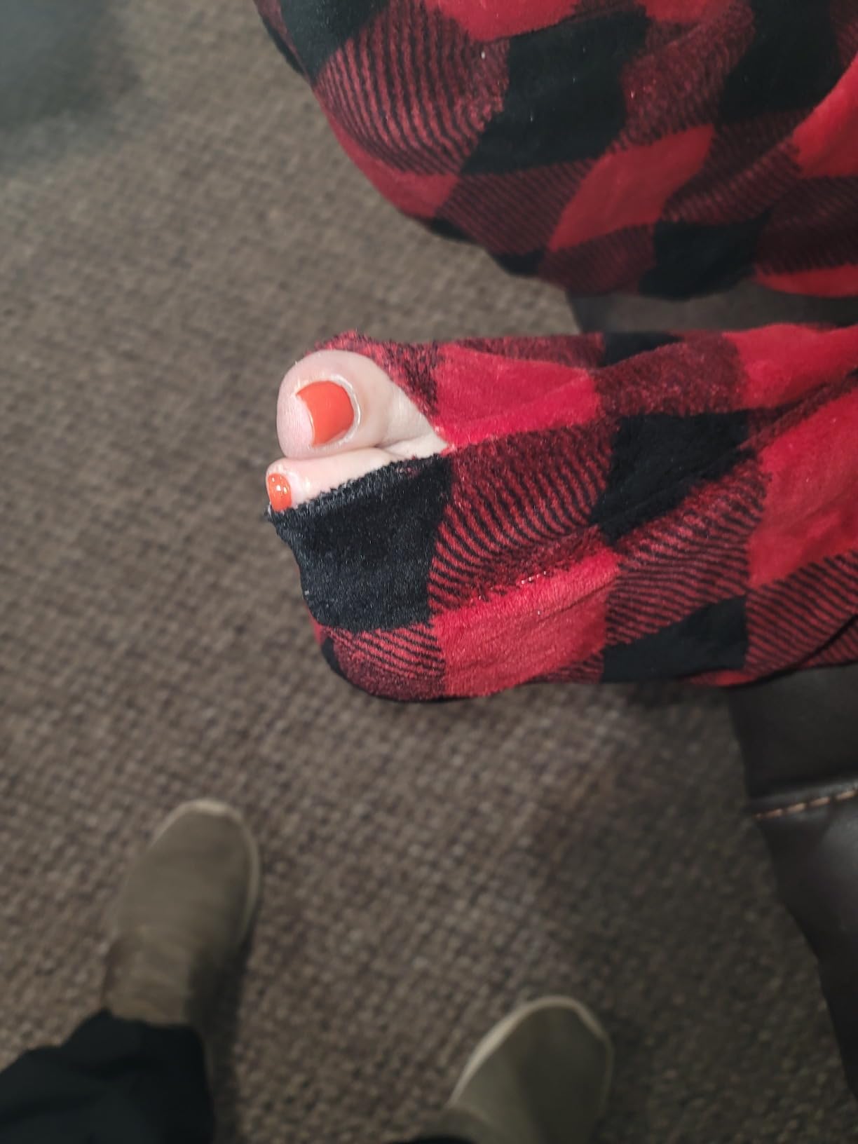 PAVILIA Fleece Blanket with Sleeves, Foot Pockets for Women Men Adults, Plush Wearable Blanket Throw Wrap, Warm Snuggle Blanket Robe, Cozy Gift Ideas Wife Mom, Christmas Plaid - Customer Photo 4