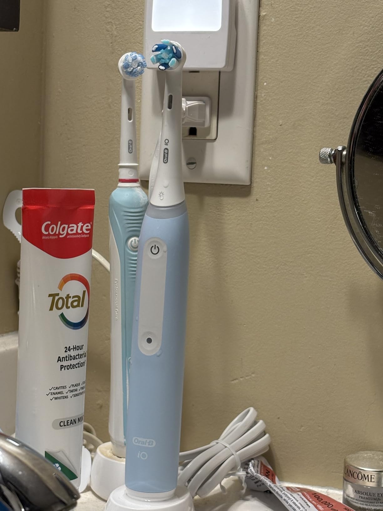 Oral-B iO Deep Clean Rechargeable Electric Powered Toothbrush, Black with iO Series 3 Limited, 2 Brush Heads and Travel Case - Customer Photo 1