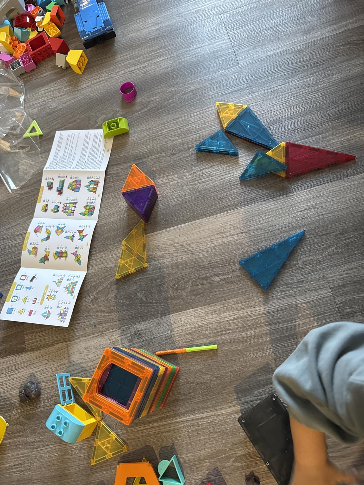 Jasonwell 100pcs Magnetic Tiles Building Blocks Set for Boys Girls Preschool Educational Magnet Construction Kit Stacking STEM Toys Christmas Birthday Gift for Kids Toddler 3 4 5 6 7 8 9 10 + Year Old - Customer Photo 2