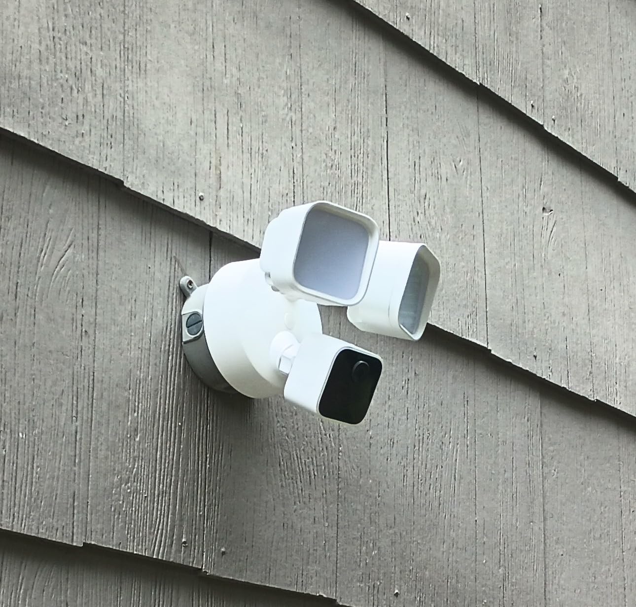 Blink Wired Floodlight Camera - Smart security camera, 2600 lumens, HD live view, enhanced motion detection, built-in siren, Works with Alexa – 1 camera (Black) - Customer Photo 3