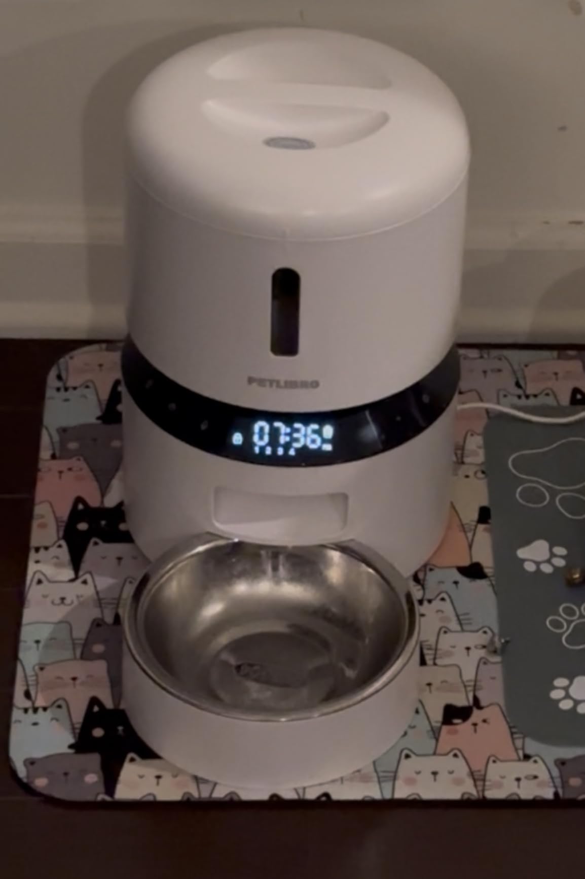 PETLIBRO Automatic Cat Feeder with Camera, 1080P HD Video with Night Vision, 5G WiFi Pet Feeder with 2-Way Audio, Low Food & Blockage Sensor, Motion & Sound Alerts for Cat & Dog Single Tray - Customer Photo 3