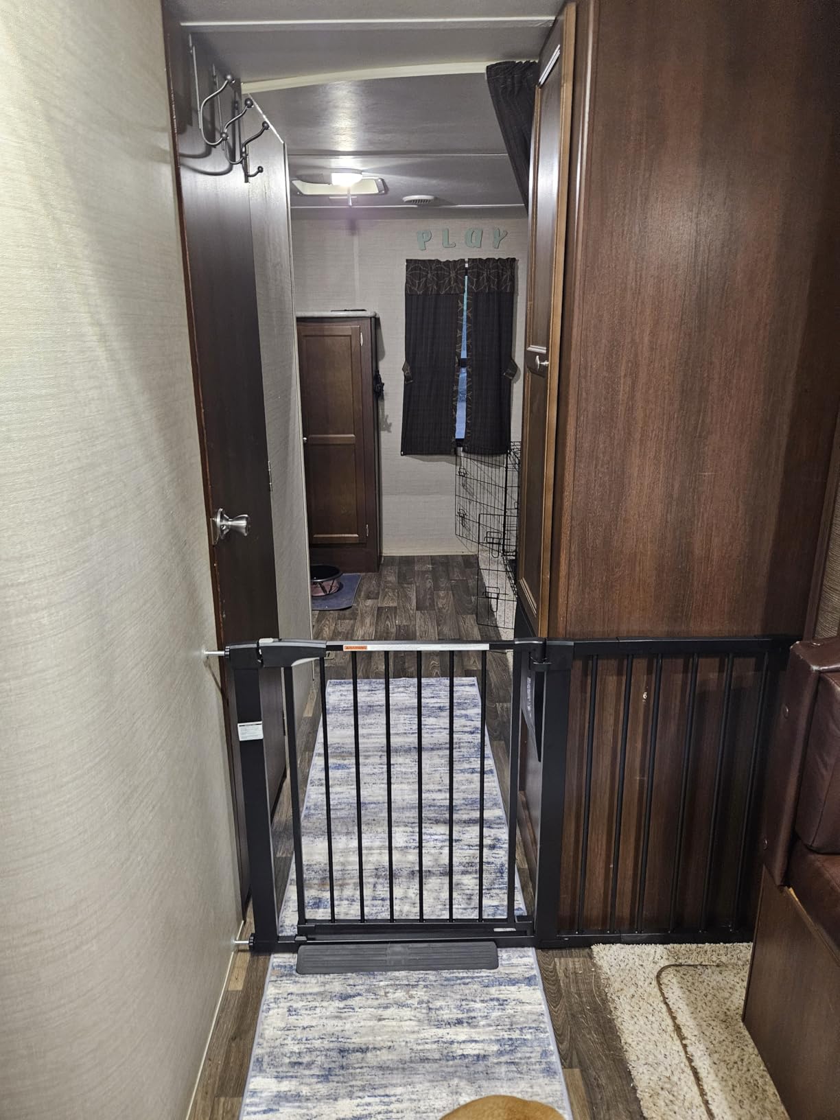 Mumeasy Baby Gate Extra Wide, 29.5-51'' Pressure Mounted Dog Gate with Walk Thru Door, Auto Close Pet Gate for House, Stairs, Doorways,Black - Customer Photo 1