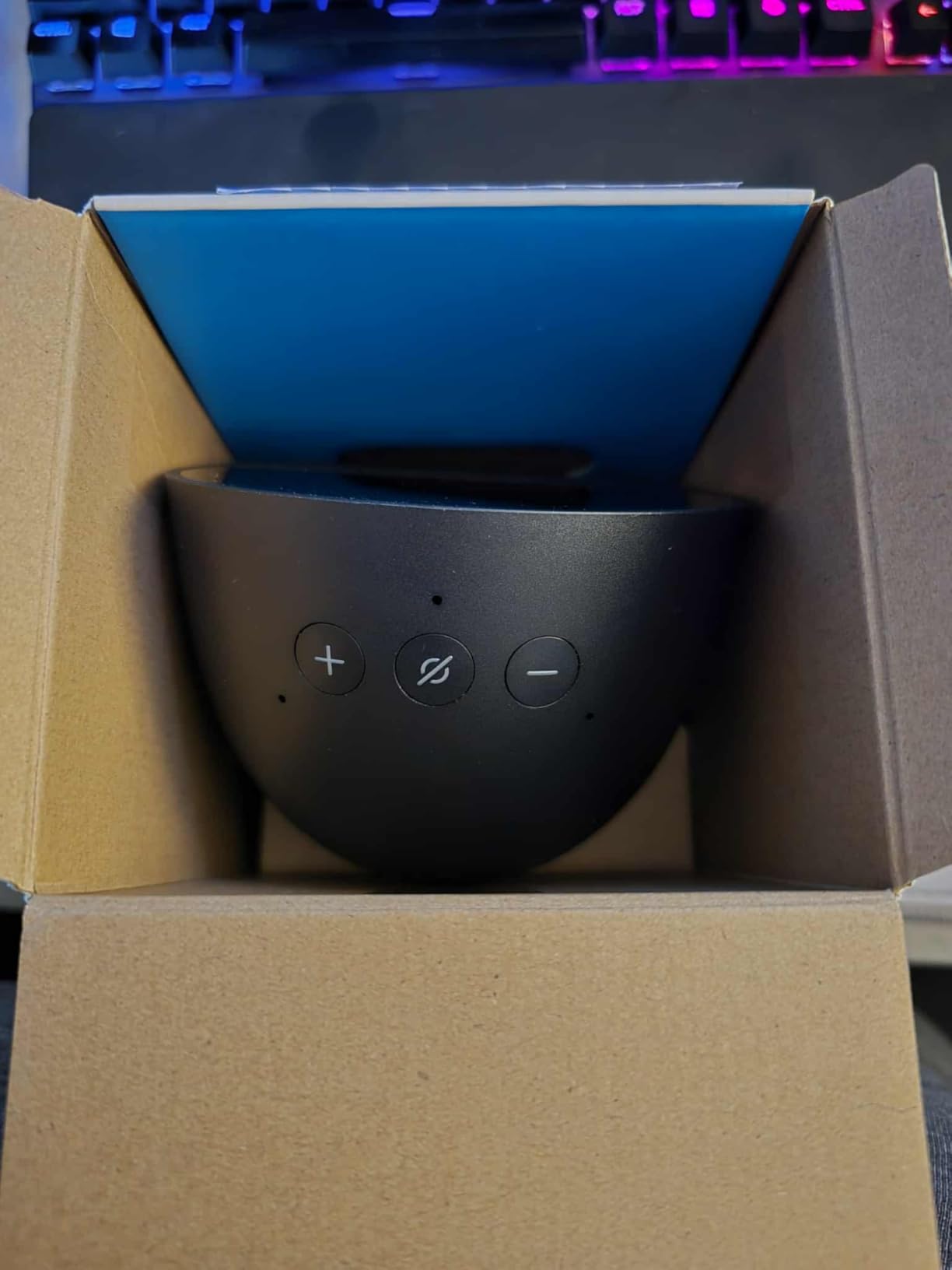 Amazon Echo Spot, Great for nightstands, offices and kitchens, Smart alarm clock with Alexa, Black - Customer Photo 4