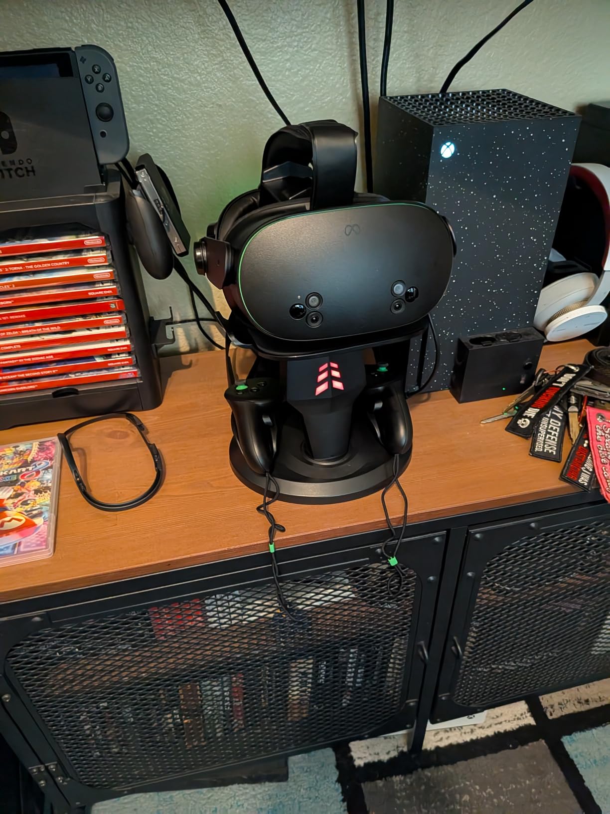 alcopanda VR Stand, Headset Charging Dock, VR Display Stand Accessories for Meta Quest 2, PSVR 2,Rift, Rift S,Valve Index Headset and Touch Controllers - Customer Photo 1