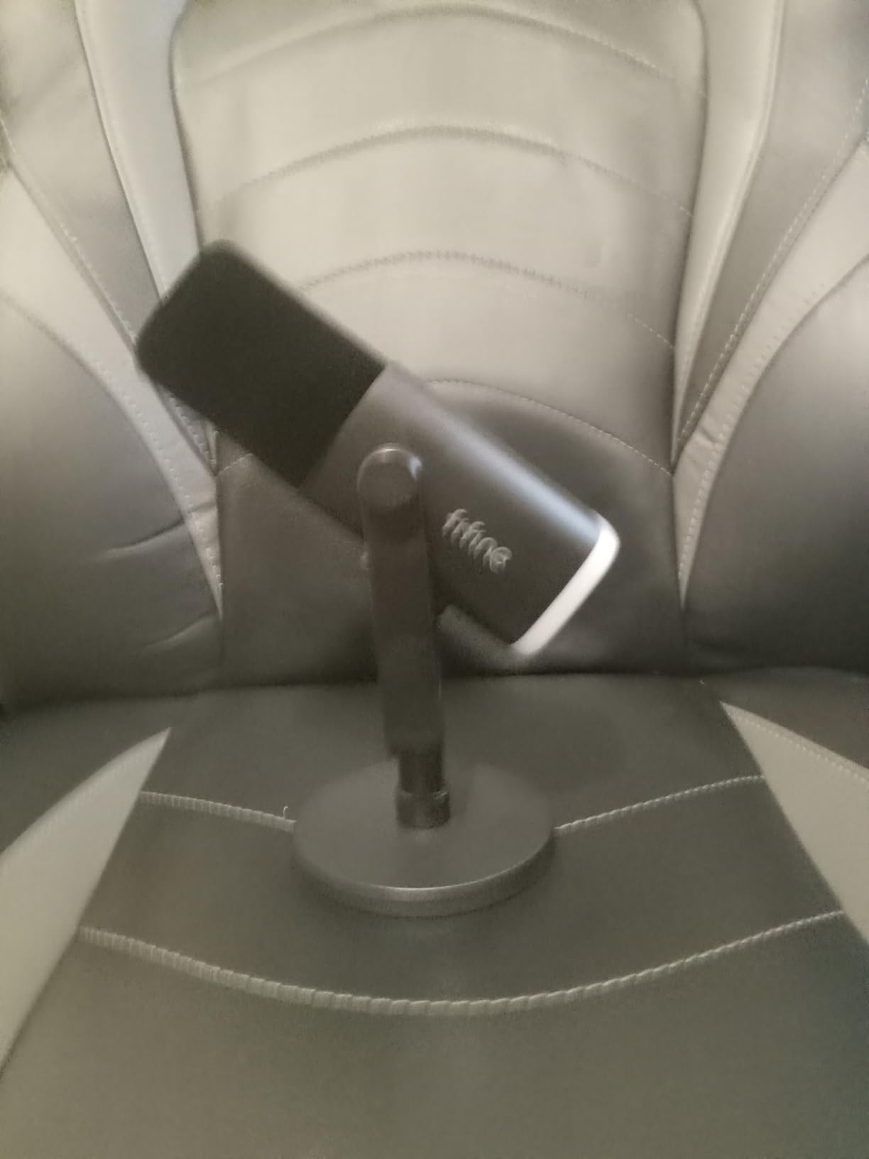 FIFINE USB/XLR Dynamic Microphone for Podcast Recording, PC Computer Gaming Streaming Mic with RGB Light, Mute Button, Headphones Jack, Desktop Stand, Vocal Mic for Singing YouTube-AmpliGame AM8 Customer Review FIFINE USB/XLR Dynamic Microphone for Podcast Recording, PC Computer Gaming Streaming Mic with RGB Light, Mute Button, Headphones Jack, Desktop Stand, Vocal Mic for Singing YouTube-AmpliGame AM8 - Customer Photo 2