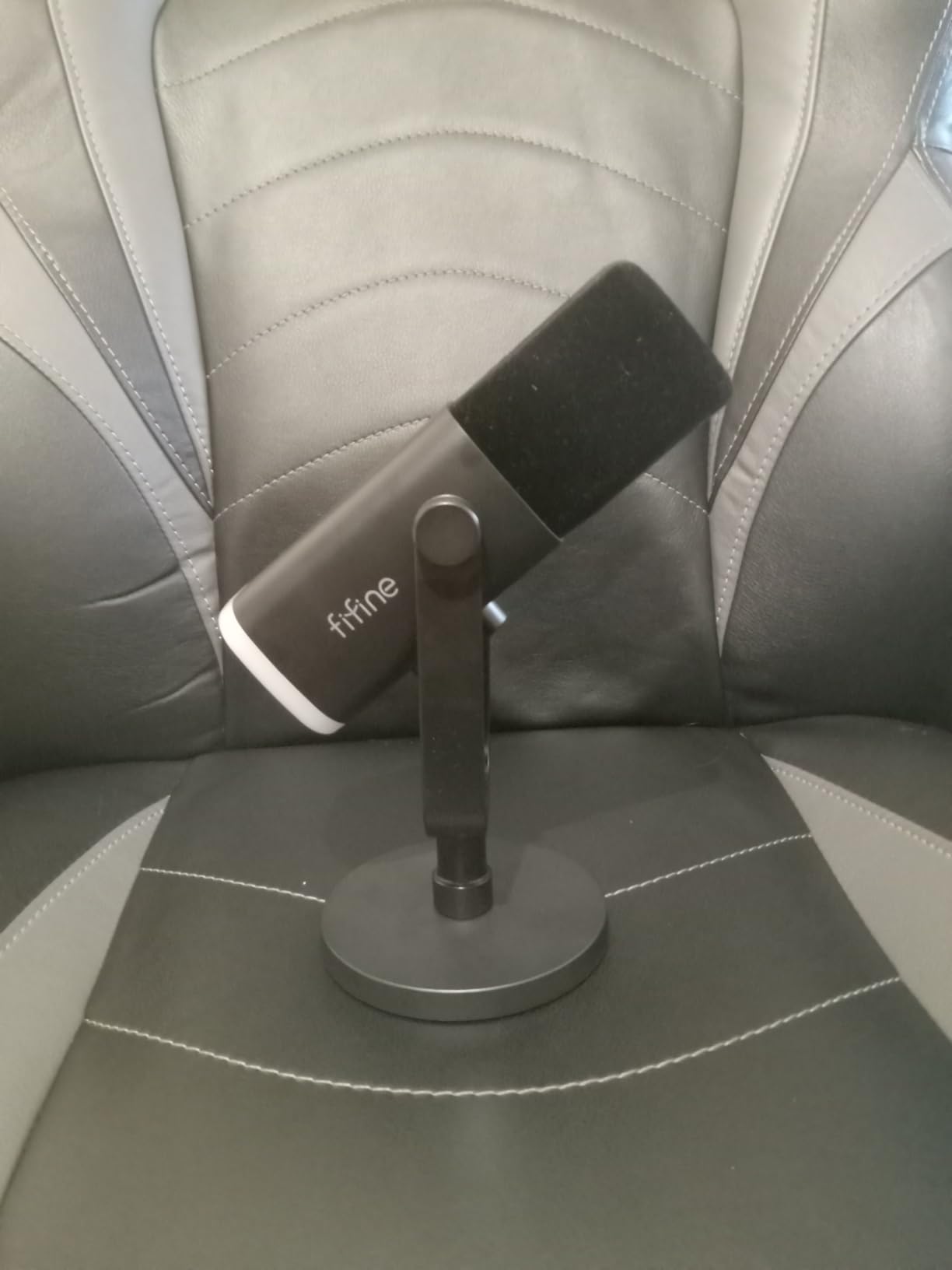 FIFINE USB/XLR Dynamic Microphone for Podcast Recording, PC Computer Gaming Streaming Mic with RGB Light, Mute Button, Headphones Jack, Desktop Stand, Vocal Mic for Singing YouTube-AmpliGame AM8 Customer Review FIFINE USB/XLR Dynamic Microphone for Podcast Recording, PC Computer Gaming Streaming Mic with RGB Light, Mute Button, Headphones Jack, Desktop Stand, Vocal Mic for Singing YouTube-AmpliGame AM8 - Customer Photo 3