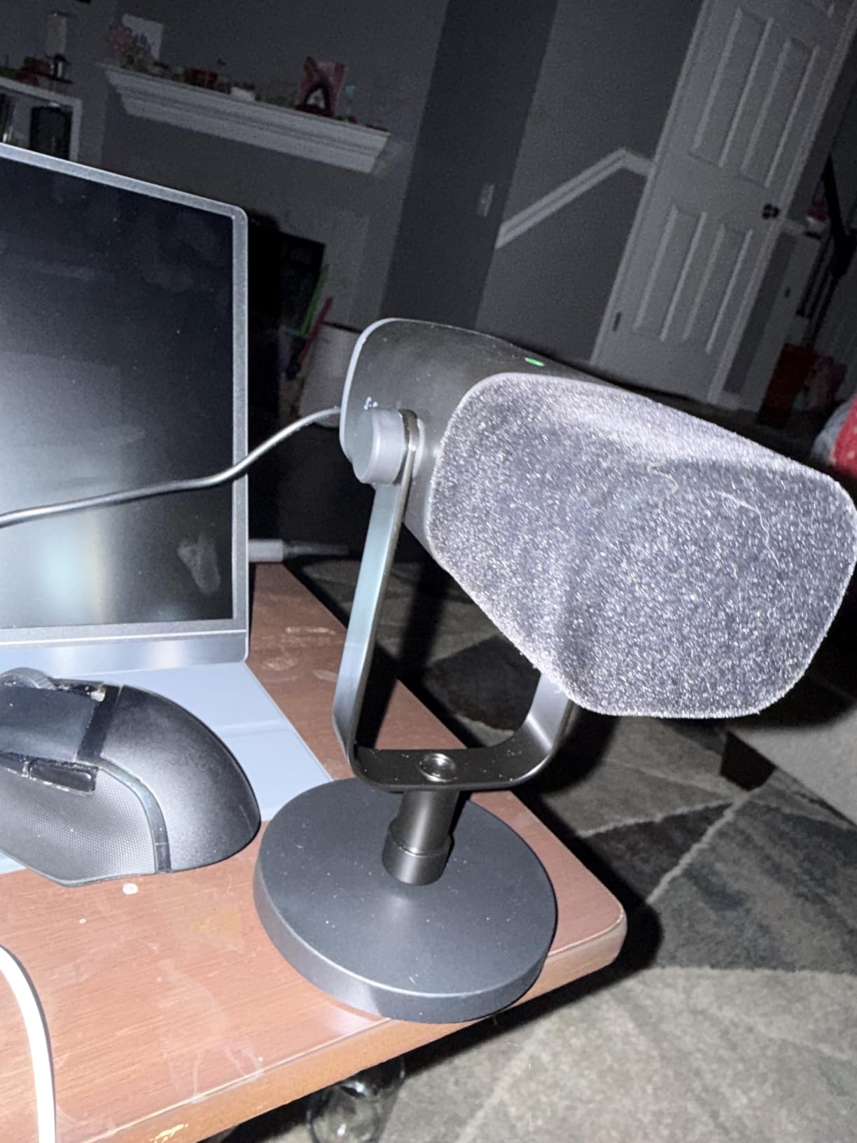 FIFINE USB/XLR Dynamic Microphone for Podcast Recording, PC Computer Gaming Streaming Mic with RGB Light, Mute Button, Headphones Jack, Desktop Stand, Vocal Mic for Singing YouTube-AmpliGame AM8 Customer Review FIFINE USB/XLR Dynamic Microphone for Podcast Recording, PC Computer Gaming Streaming Mic with RGB Light, Mute Button, Headphones Jack, Desktop Stand, Vocal Mic for Singing YouTube-AmpliGame AM8 - Customer Photo 4