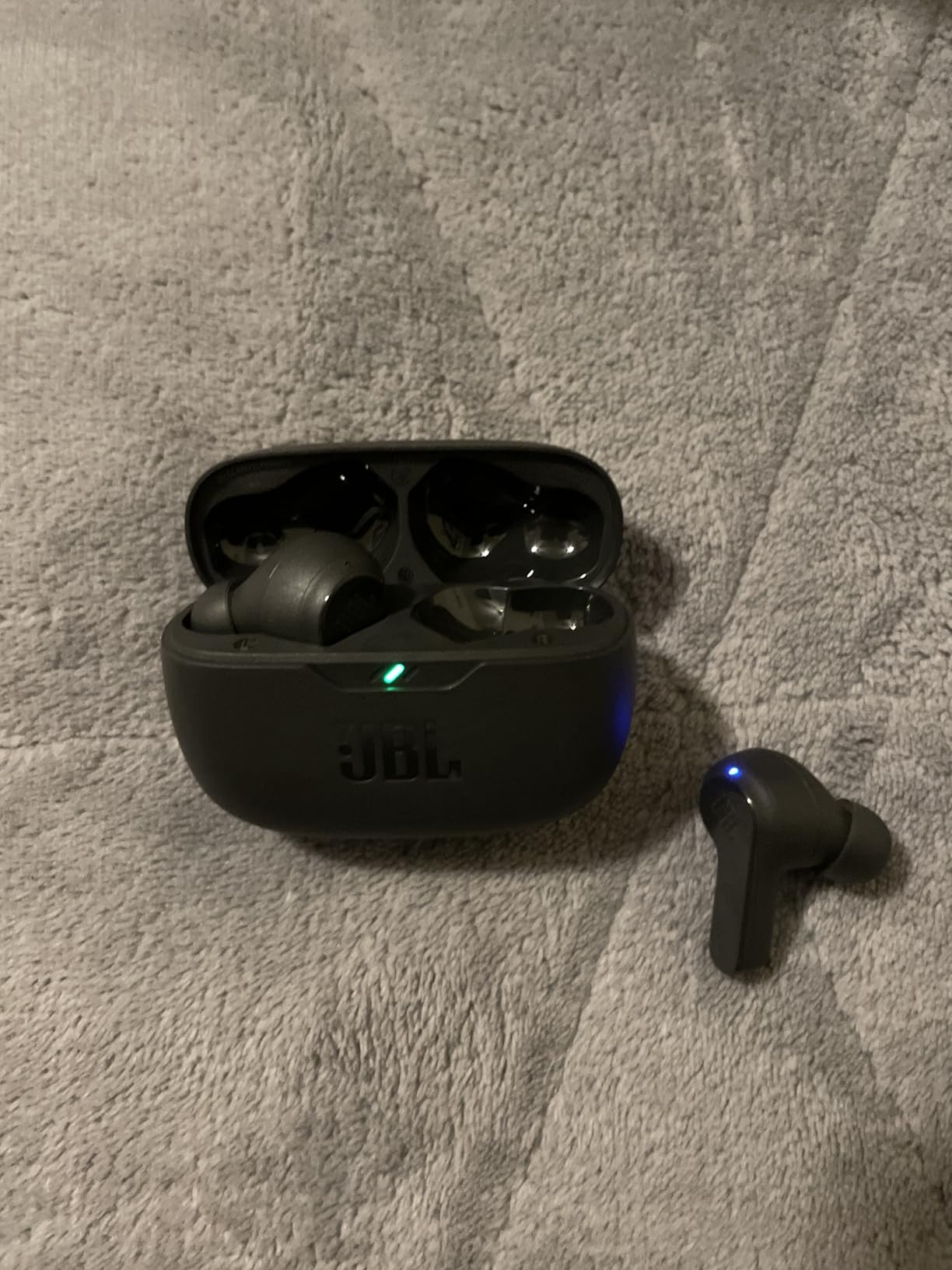 JBL Vibe Beam - True Wireless JBL Deep Bass Sound Earbuds, Bluetooth 5.2, Water & Dust Resistant, Hands-free call with VoiceAware, Up to 32 hours of battery life (Black) Customer Review JBL Vibe Beam - True Wireless JBL Deep Bass Sound Earbuds, Bluetooth 5.2, Water & Dust Resistant, Hands-free call with VoiceAware, Up to 32 hours of battery life (Black) - Customer Photo 3