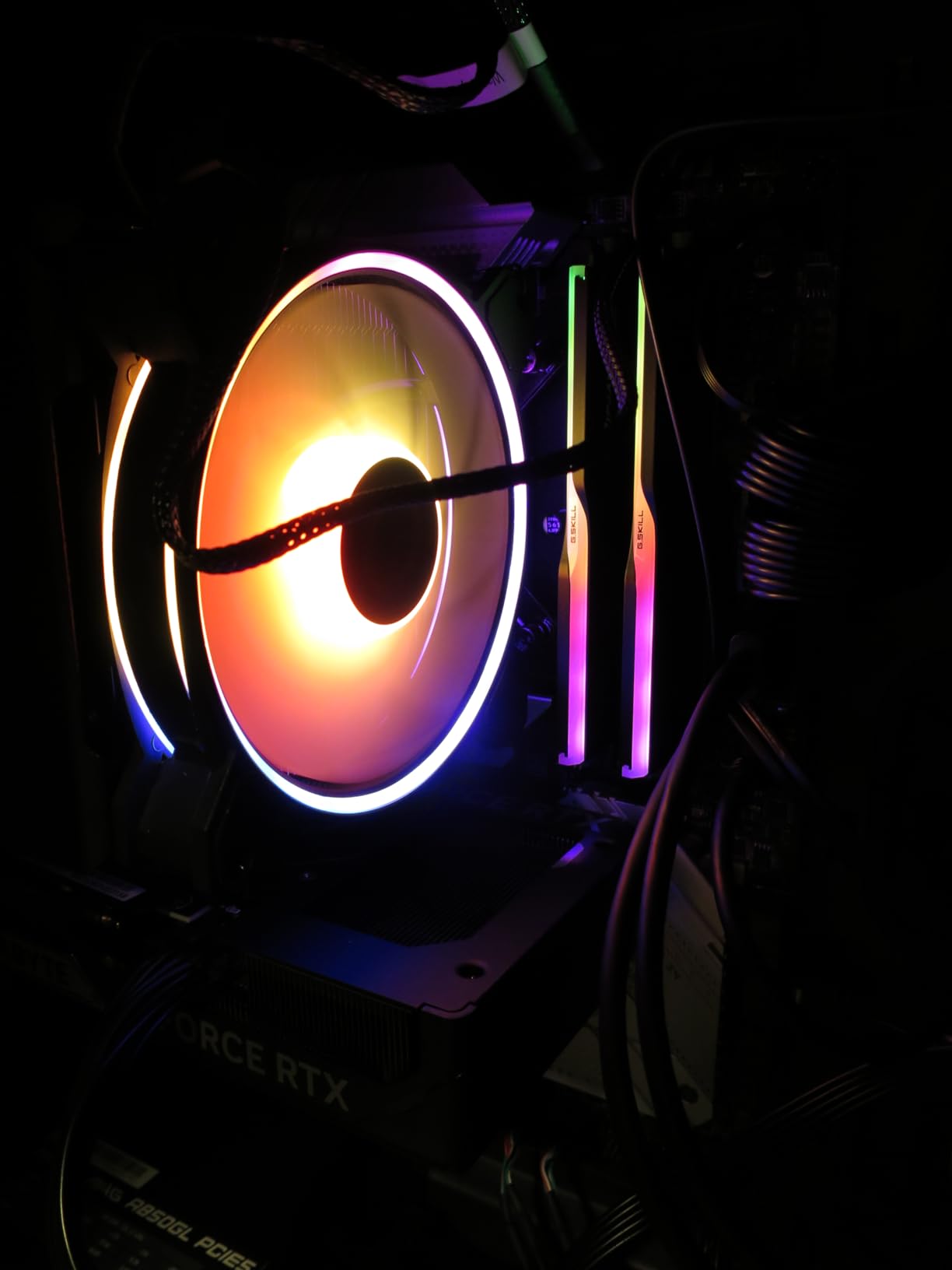 Cooler Master Hyper 212 Halo Black CPU Air Cooler, 120 Halo² PWM Fan, Dual Loop ARGB, Aluminum Top Cover, 4 Copper Heat Pipes, 154mm Tall, AMD Ryzen AM5|AM4, Intel LGA 1851|1700|1200 Brackets - Customer Photo 4