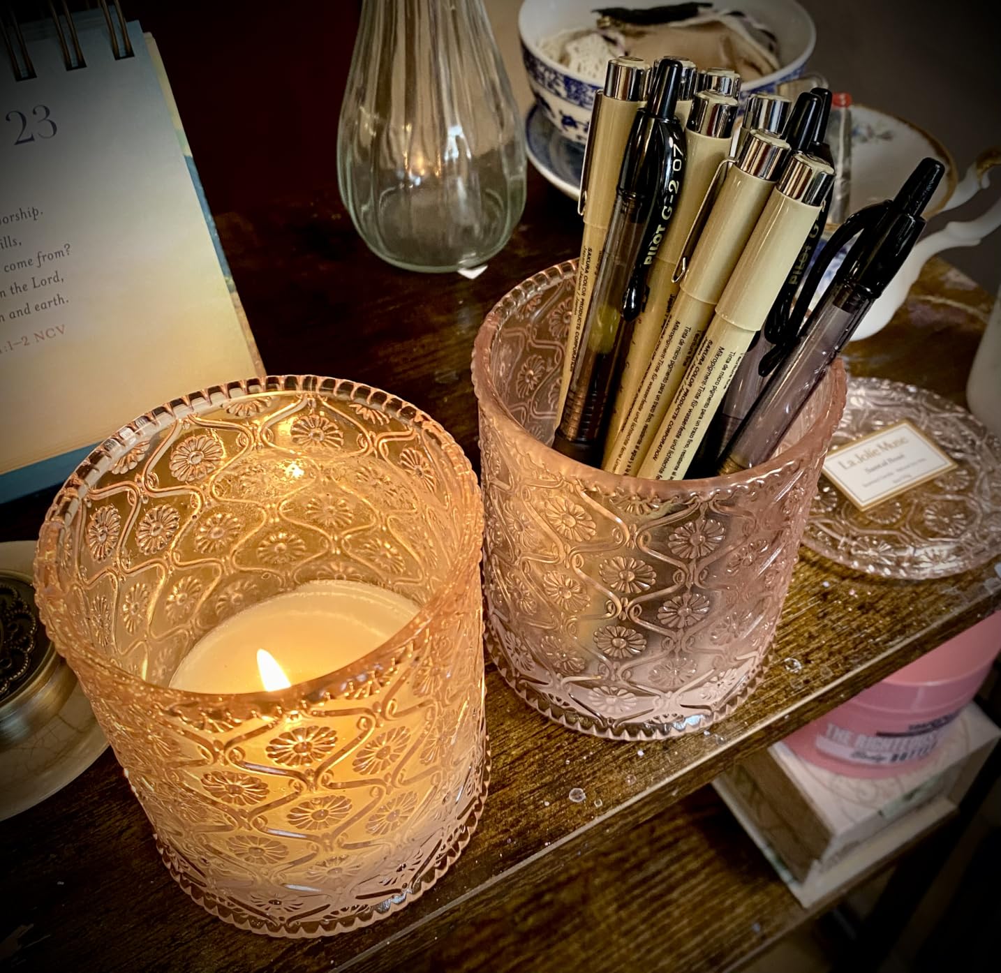 LA JOLIE MUSE Santal Rose Scented Candle – Saffron, Rose & Leather | 6 oz Natural Soy Wax | 40 Hours Clean Burn | Gift-Ready for Hosts & Gatherings | Elegant Home Decor - Customer Photo 1