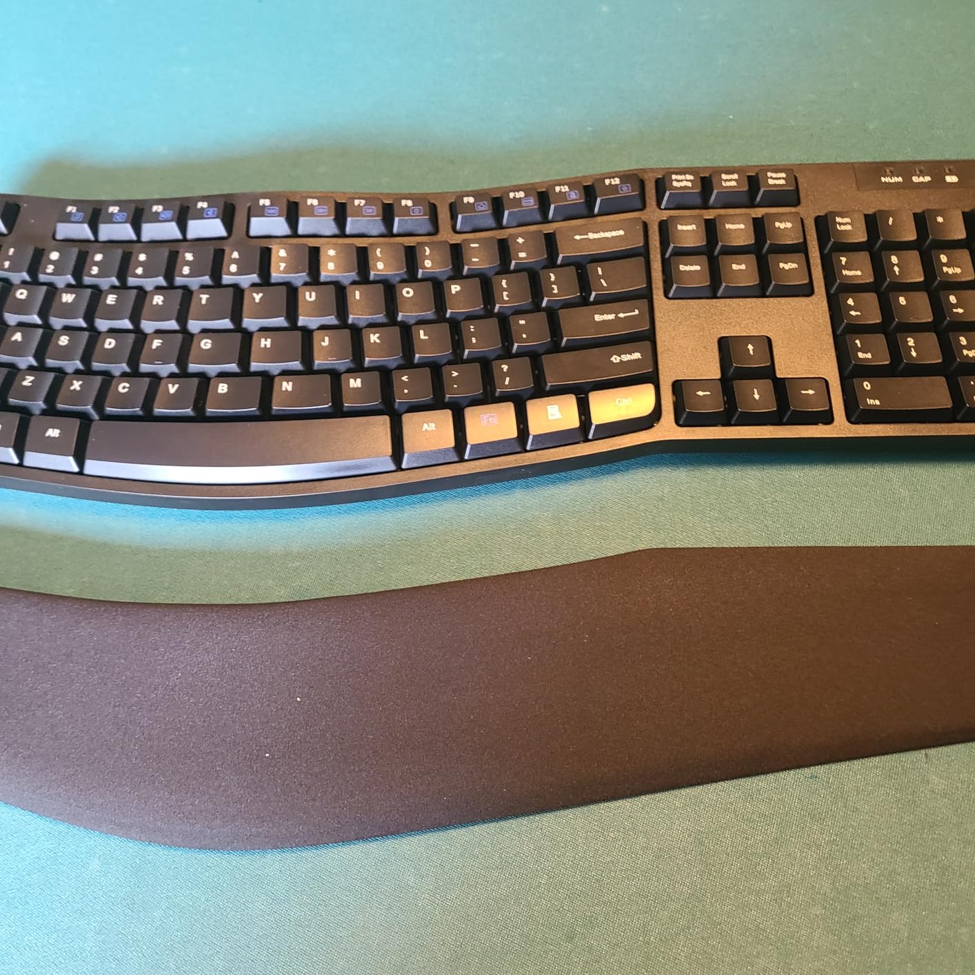 Amazon Basics Ergonomic Wireless Keyboard and Mouse Combo for Comfortable PC and Laptop Use, 2.4 GHz USB, Black Customer Review Amazon Basics Ergonomic Wireless Keyboard and Mouse Combo for Comfortable PC and Laptop Use, 2.4 GHz USB, Black - Customer Photo 2