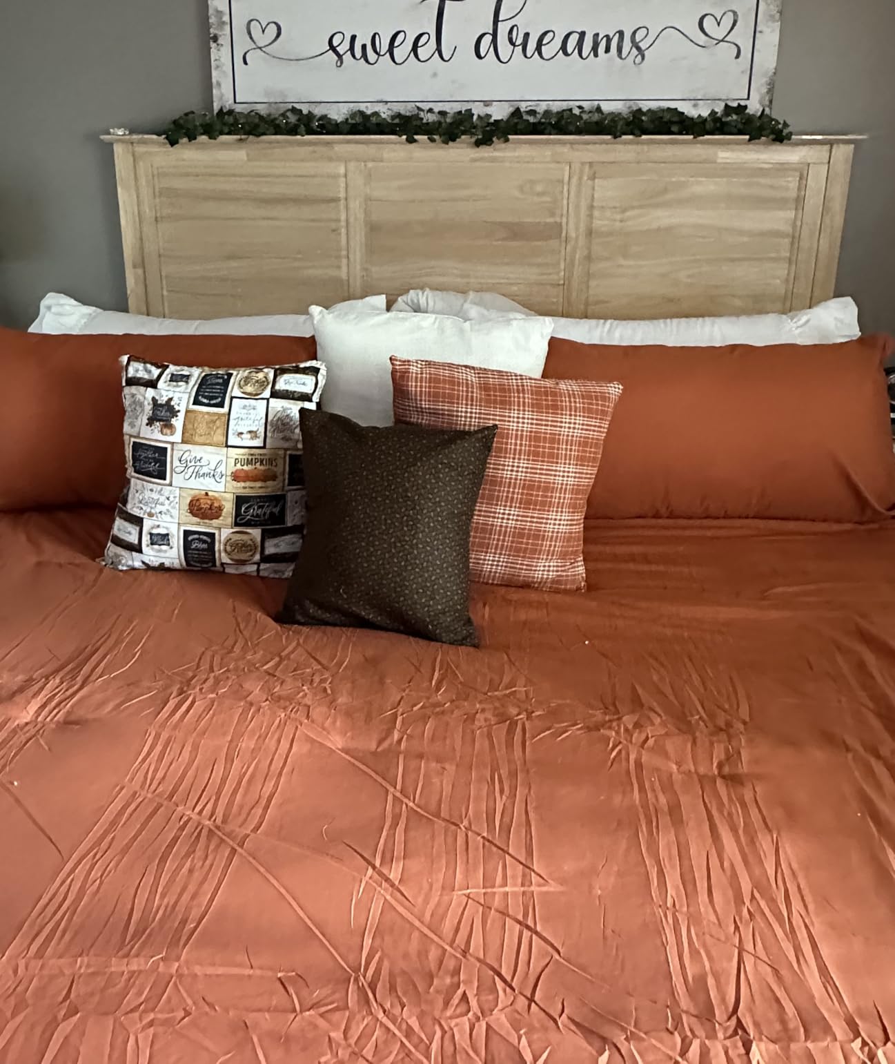 CozyLux Queen Comforter Set Black, 3 Pieces Solid Queen Comforter Breathable Quilted Style Bedding Sets, Luxury Soft Microfiber Down Alternative Comforter for All Season (1 Comforter & 2 Pillowcases) Customer Review CozyLux Queen Comforter Set Black, 3 Pieces Solid Queen Comforter Breathable Quilted Style Bedding Sets, Luxury Soft Microfiber Down Alternative Comforter for All Season (1 Comforter & 2 Pillowcases) - Customer Photo 4