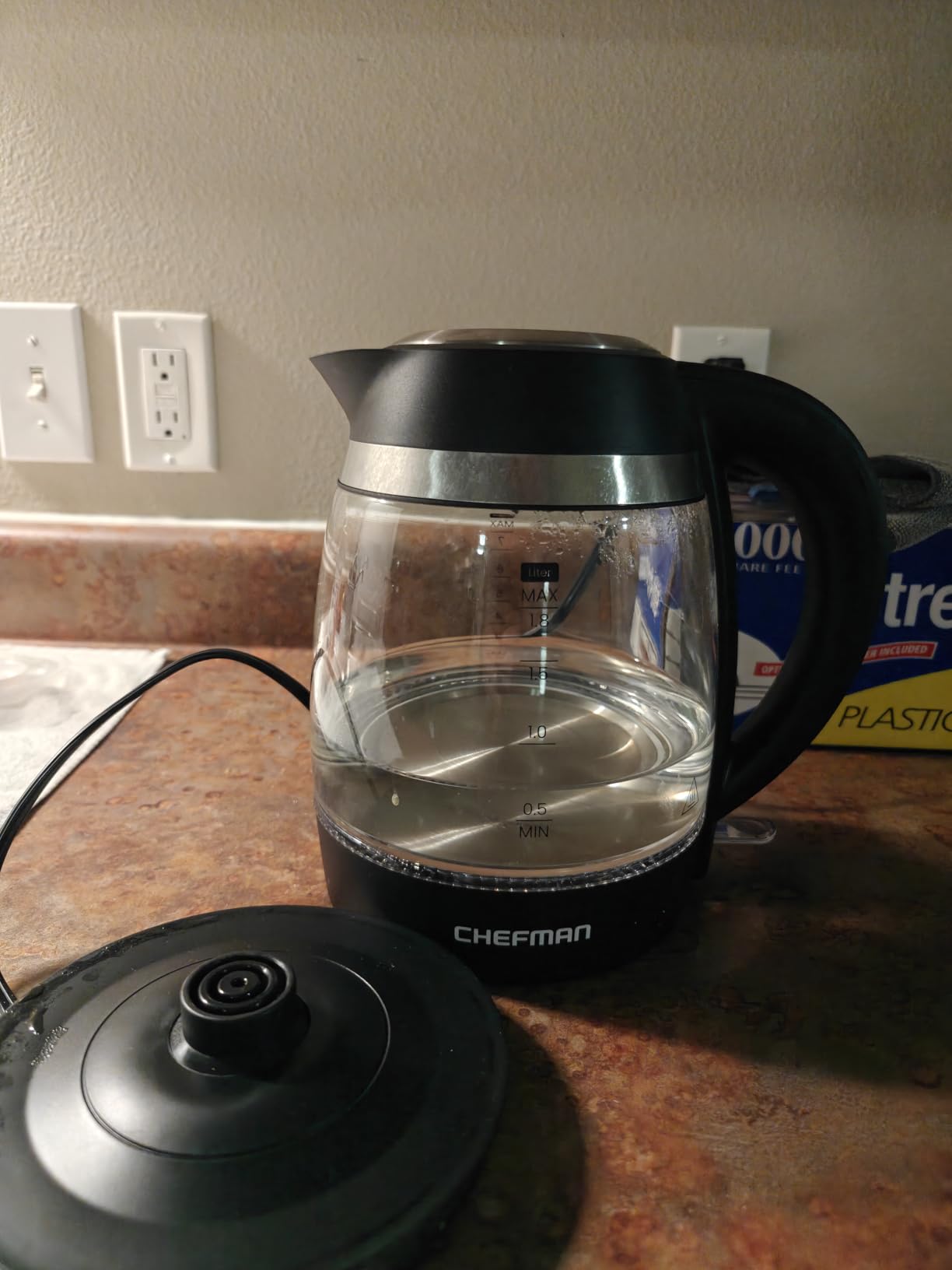 Chefman Electric Kettle, 1.8L 1500W, Hot Water Boiler, Removable Lid for Easy Cleaning, Auto Shut Off, Boil-Dry Protection, Stainless Steel Filter, BPA Free, Borosilicate Glass Electric Tea Kettle - Customer Photo 2