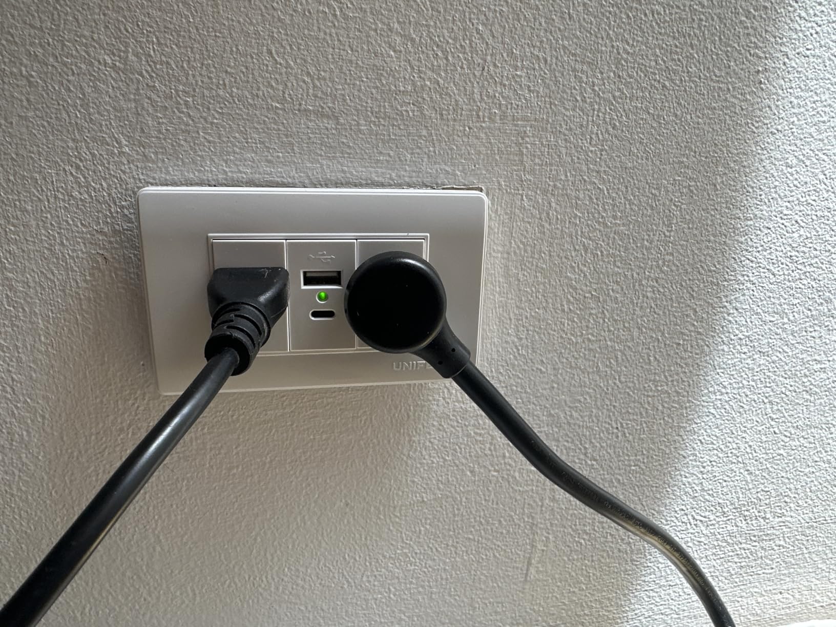 Belkin 12-Outlet Surge Protector Power Strip w/ 12 AC Outlets & 8ft Flat Plug, UL-listed Heavy-Duty Extension Cord for Home, Office, Travel, Computer, Laptop, Charger - 3,940 Joules of Protection Customer Review Belkin 12-Outlet Surge Protector Power Strip w/ 12 AC Outlets & 8ft Flat Plug, UL-listed Heavy-Duty Extension Cord for Home, Office, Travel, Computer, Laptop, Charger - 3,940 Joules of Protection - Customer Photo 3