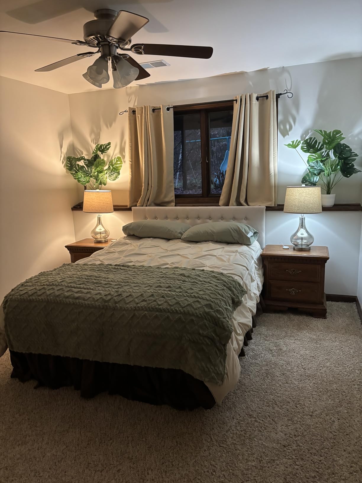 Aganear Fleece Throw Blanket - Cozy Soft Lightweight Fuzzy Throw Blanket for Women Portable Throw Blankets for Couch, Warm Present for Birthday, Christmas, Halloween, Housewarming(50