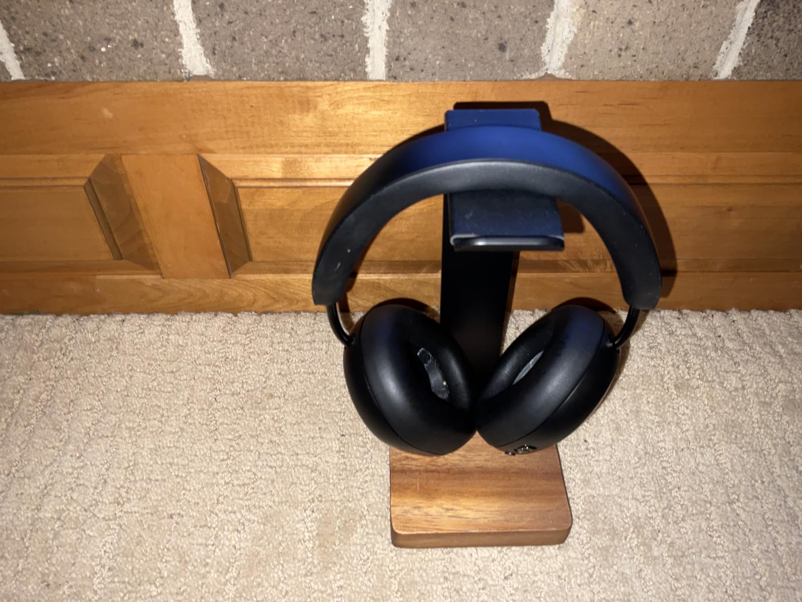 Universal Headphone Stand for Desk, Solid Wood Gaming Headset Stand, Heavy Duty Wooden Headphones Holder, Compatible with Airpods Max and More - Customer Photo 1