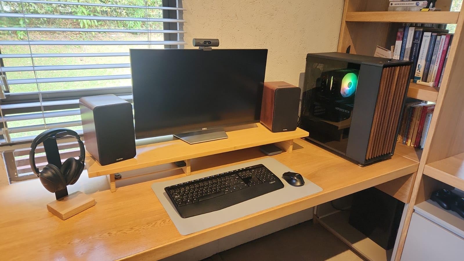 Universal Headphone Stand for Desk, Solid Wood Gaming Headset Stand, Heavy Duty Wooden Headphones Holder, Compatible with Airpods Max and More - Customer Photo 2