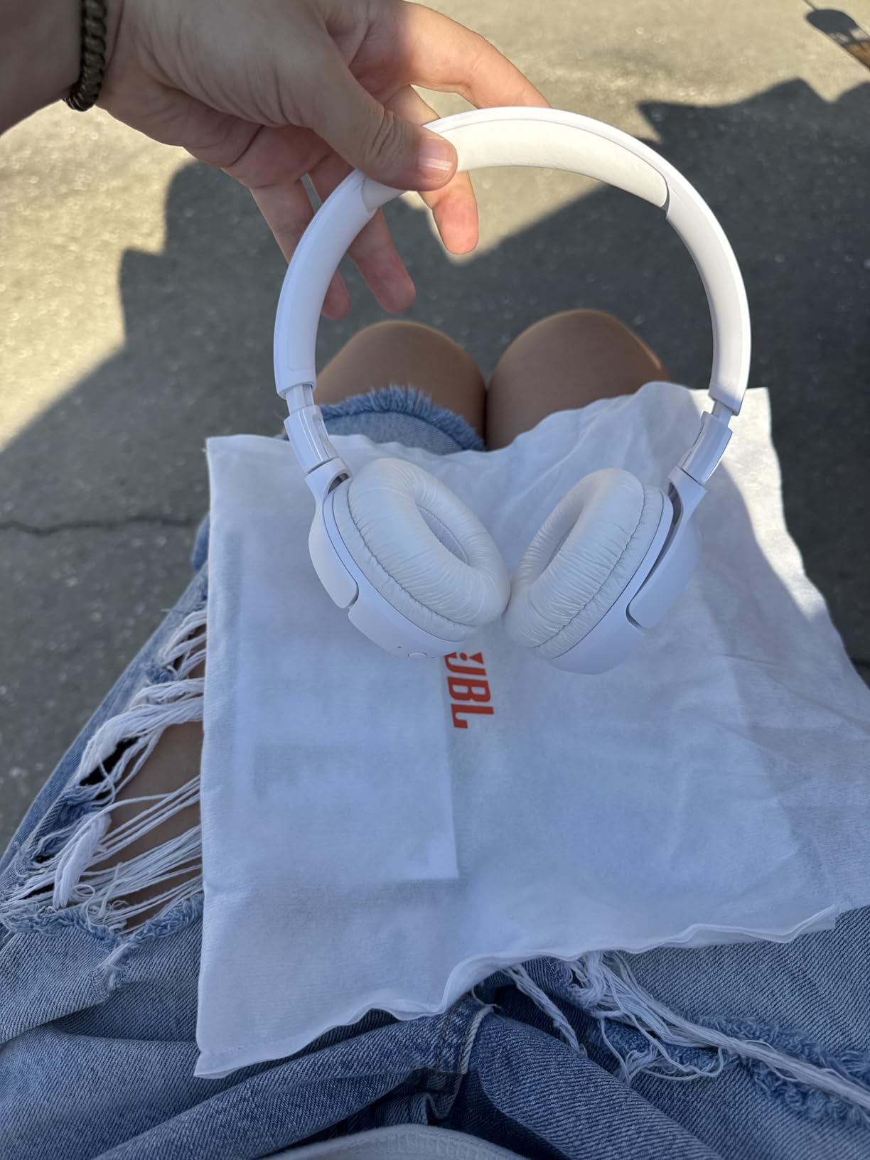 JBL Tune 520BT - Wireless On-Ear Headphones, Up to 57H Battery Life and Speed Charge, Lightweight, Comfortable and Foldable Design, Hands-Free Calls with Voice Aware (White) Customer Review JBL Tune 520BT - Wireless On-Ear Headphones, Up to 57H Battery Life and Speed Charge, Lightweight, Comfortable and Foldable Design, Hands-Free Calls with Voice Aware (White) - Customer Photo 4