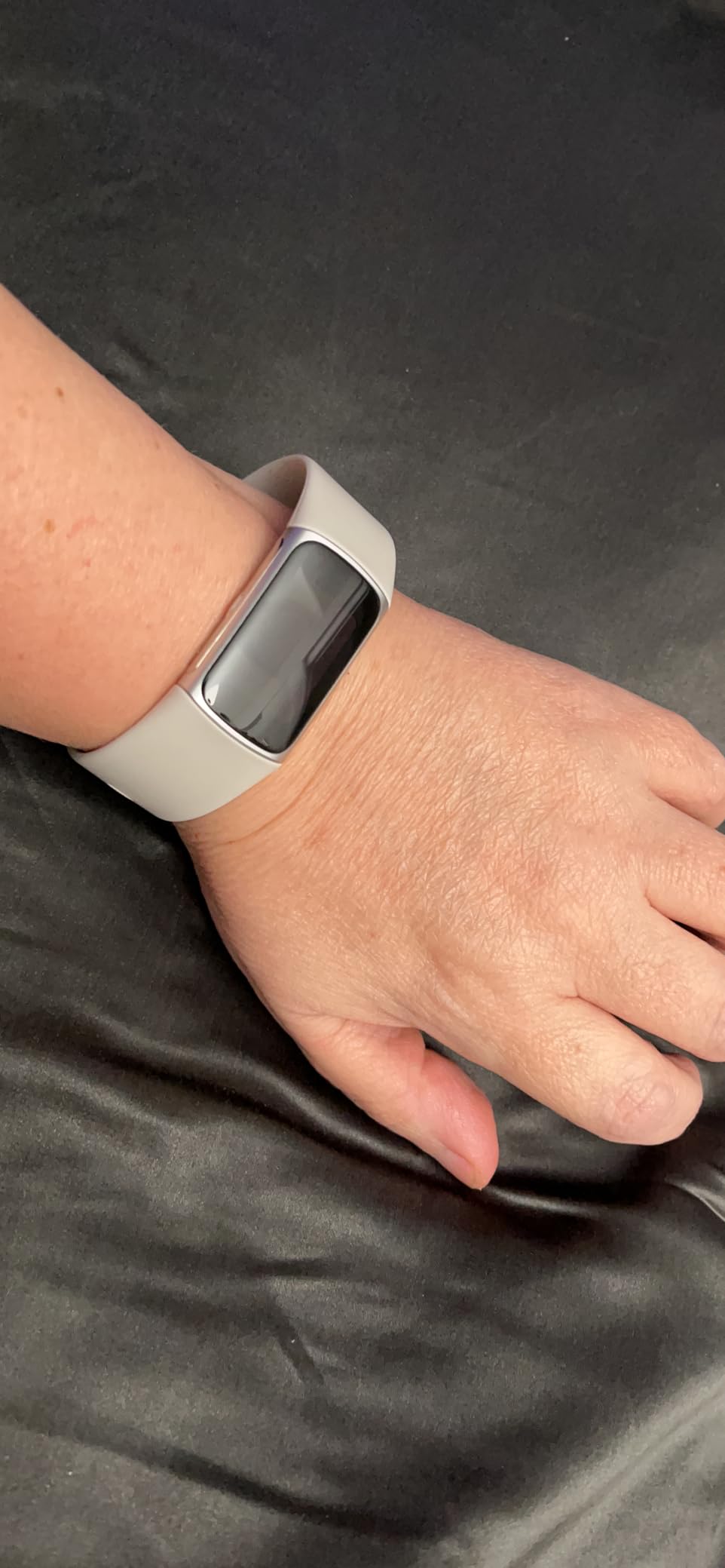 Fitbit Charge 6 Fitness Tracker with Google apps, Heart Rate on Exercise Equipment, 6-Months Premium Membership Included, GPS, Health Tools and More, Porcelain/Silver, One Size (S & L Bands Included) Customer Review Fitbit Charge 6 Fitness Tracker with Google apps, Heart Rate on Exercise Equipment, 6-Months Premium Membership Included, GPS, Health Tools and More, Porcelain/Silver, One Size (S & L Bands Included) - Customer Photo 2