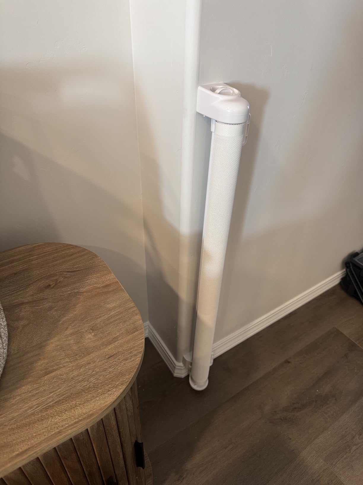 Retractable Baby Gate for Doorways and Stairs, Mesh Safety Gate for Pet, Indoor & Outdoor Use, One-Hand Operation, Easy Installation, 33.6