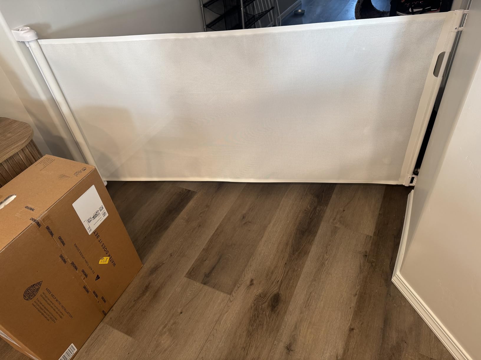 Retractable Baby Gate for Doorways and Stairs, Mesh Safety Gate for Pet, Indoor & Outdoor Use, One-Hand Operation, Easy Installation, 33.6