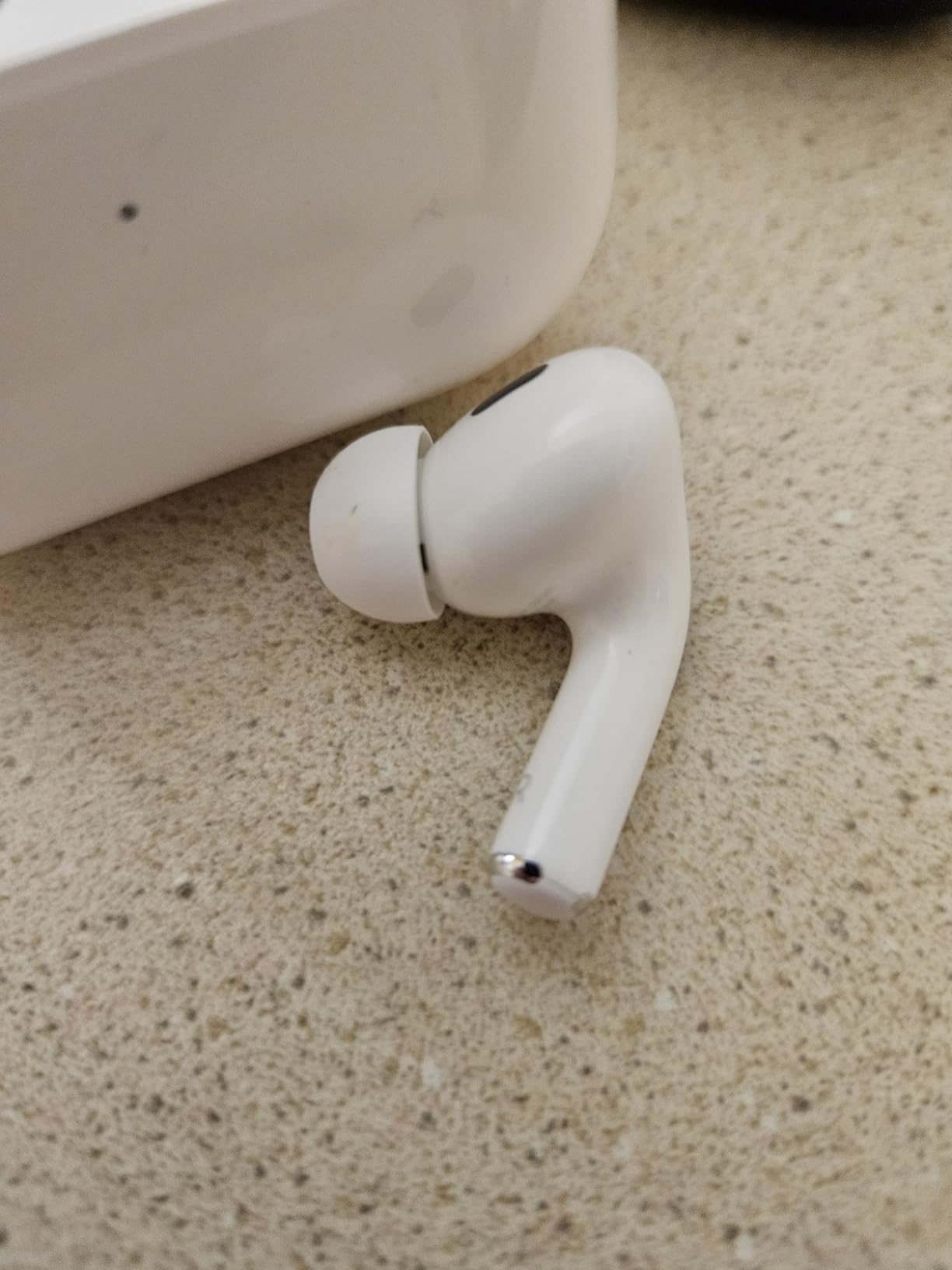 Apple AirPods Pro (2nd Generation) Wireless Ear Buds with USB-C Charging, Up to 2X More Active Noise Cancelling Bluetooth Headphones, Transparency Mode, Adaptive Audio, Personalized Spatial Audio - Customer Photo 2