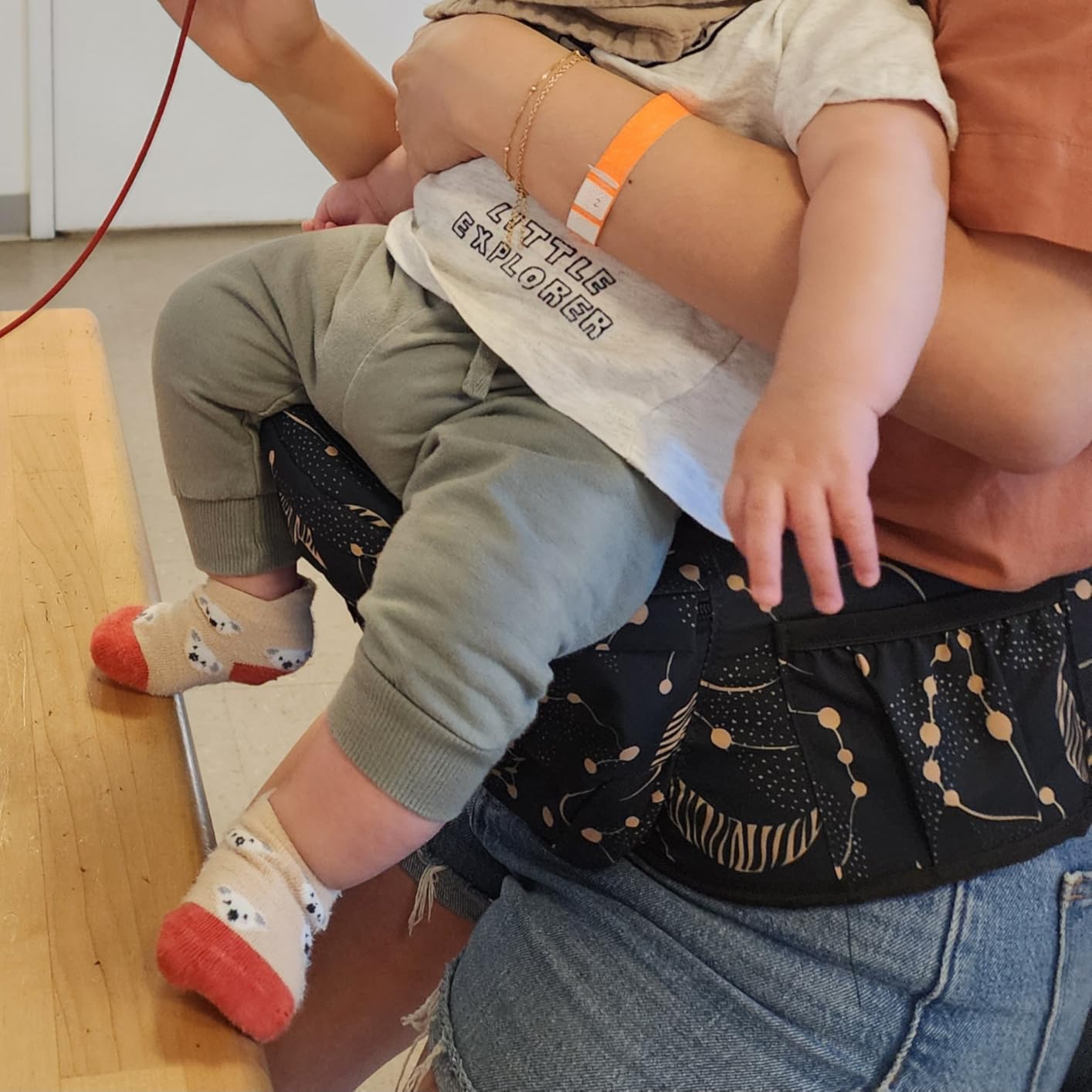 Momcozy Hip Seat Baby Carrier - Adjustable Waistband with Original 3D Belly Protector, Ergonomic Carrier with Various Pockets for Newborns & Toddlers up to 45lbs (Black, Medium) Customer Review Momcozy Hip Seat Baby Carrier - Adjustable Waistband with Original 3D Belly Protector, Ergonomic Carrier with Various Pockets for Newborns & Toddlers up to 45lbs (Black, Medium) - Customer Photo 3