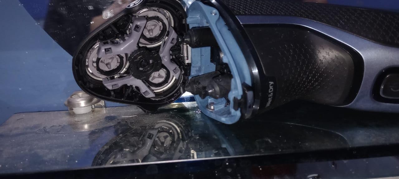 Philips Norelco Shaver 3900 Series, Wet and Dry Electric Shaver, P-Cap, Travel Pouch, Charging Stand, Storm Blue, Model S3341/92 - Customer Photo 2