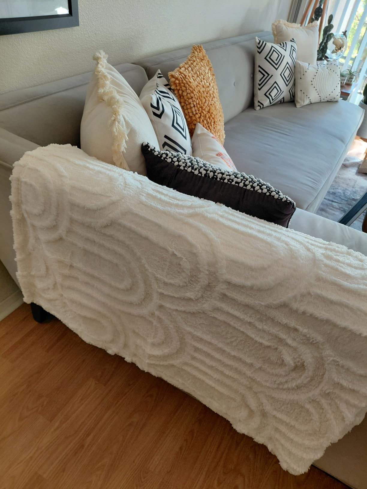 Bedsure GentleSoft Throw Blankets for Women - Soft Cozy Cute Blanket for Couch, Fuzzy Fleece Christmas Throw for Boho Modern Home Room Decor Aesthetic, Gifts for Women Teen Girl, White, 50x60 Inches - Customer Photo 2