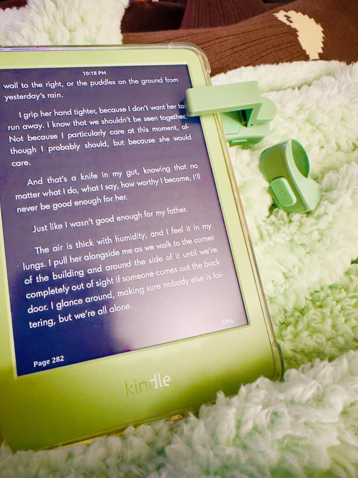 Amazon Kindle 16 GB (newest model) - Lightest and most compact Kindle, now with faster page turns, and higher contrast ratio, for an enhanced reading experience - Black - Customer Photo 1