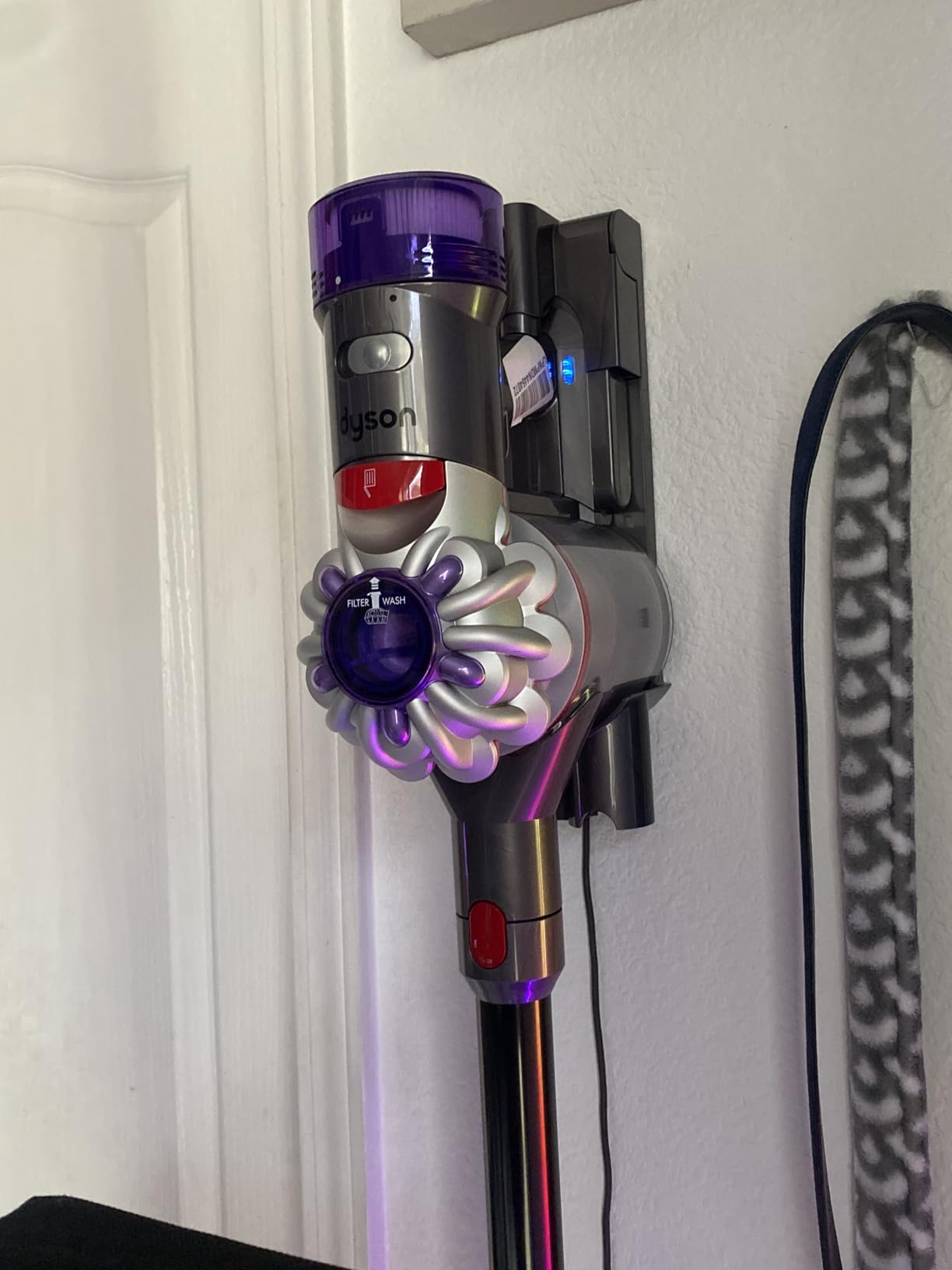 Dyson V8 Plus Cordless Vacuum, Cleans Hard Floors and Carpets, Detangles, Converts to Handheld, 115AW, 2 Power Modes, Up to 40 Minutes¹ - Customer Photo 1