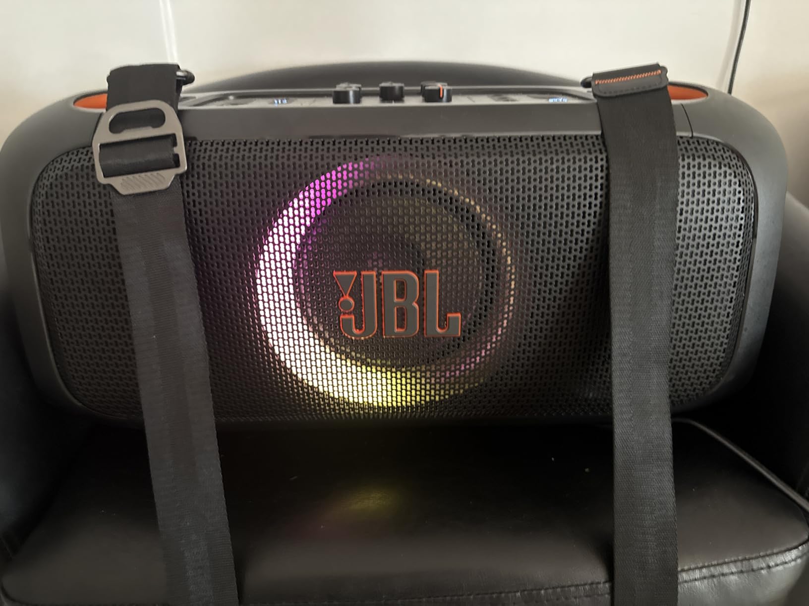 JBL PartyBox On-The-Go Essential - Portable Party Speaker with Built-in Lights and Wireless mic, Amazing Pro Sound, IPX4 splashproof Protection, 6 Hours of Playtime, Convenient Shoulder Strap Customer Review JBL PartyBox On-The-Go Essential - Portable Party Speaker with Built-in Lights and Wireless mic, Amazing Pro Sound, IPX4 splashproof Protection, 6 Hours of Playtime, Convenient Shoulder Strap - Customer Photo 1