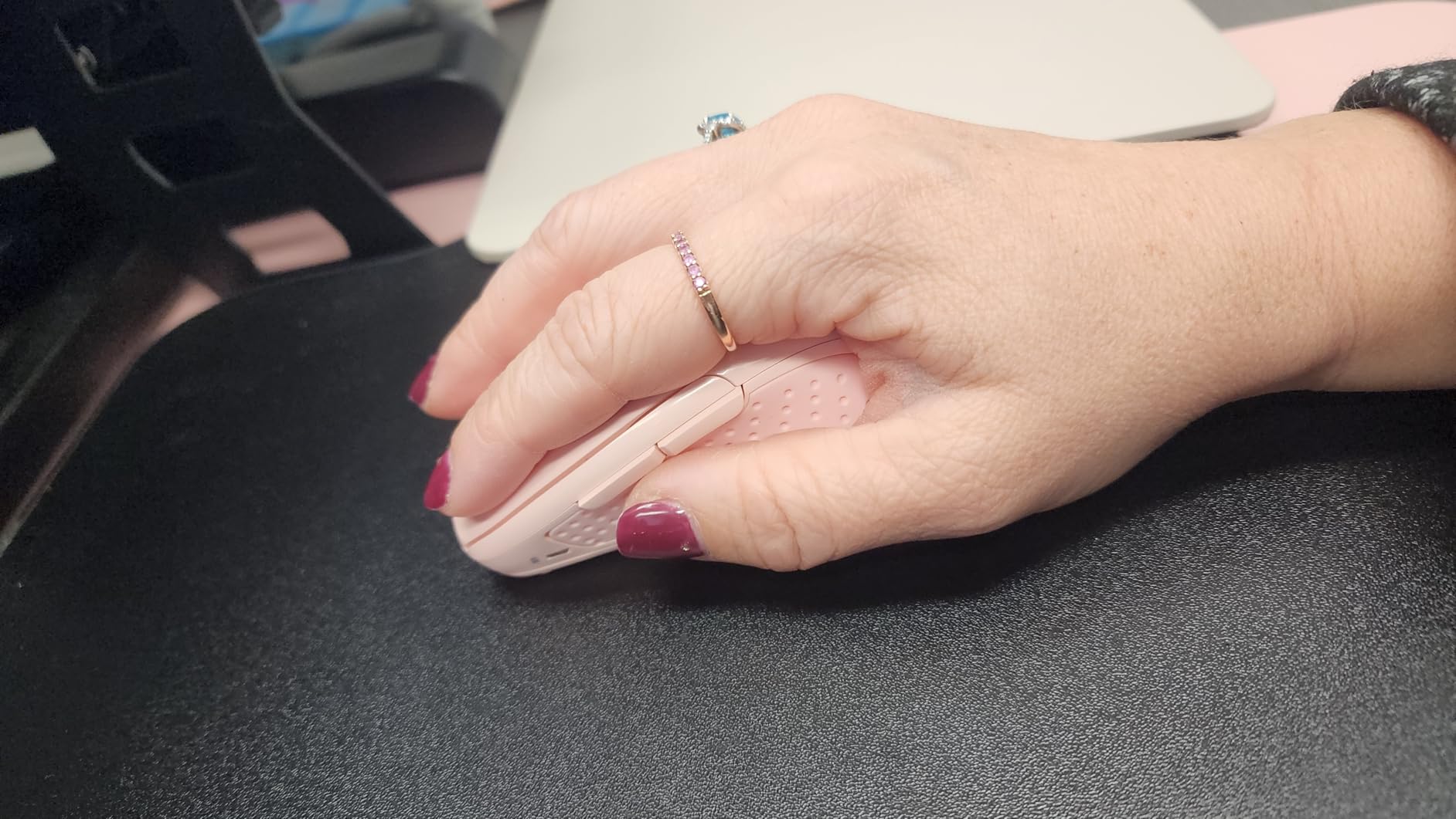 TECKNET Wireless Mouse, 2.4G Ergonomic Optical Mouse, Computer Mouse for Laptop, PC, Computer, Chromebook, Notebook, 6 Buttons, 24 Months Battery Life, 2600 DPI, 5 Adjustment Levels, for Small Hand Customer Review TECKNET Wireless Mouse, 2.4G Ergonomic Optical Mouse, Computer Mouse for Laptop, PC, Computer, Chromebook, Notebook, 6 Buttons, 24 Months Battery Life, 2600 DPI, 5 Adjustment Levels, for Small Hand - Customer Photo 3